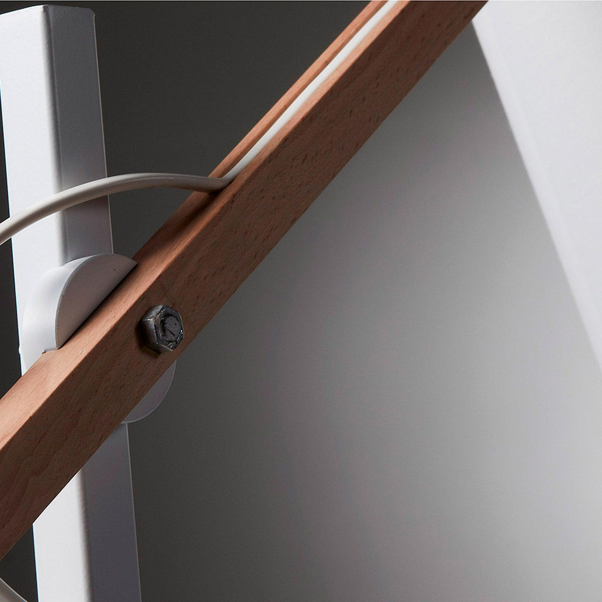 Lampa biurkowa KOSTA biały z drewnianym wykończeniem La Forma Eye on Design