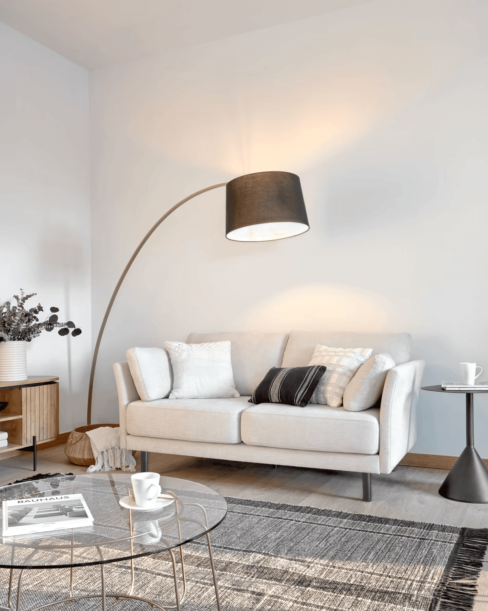 Lampa podłogowa JUHE złoty z czarnym kloszem La Forma Eye on Design