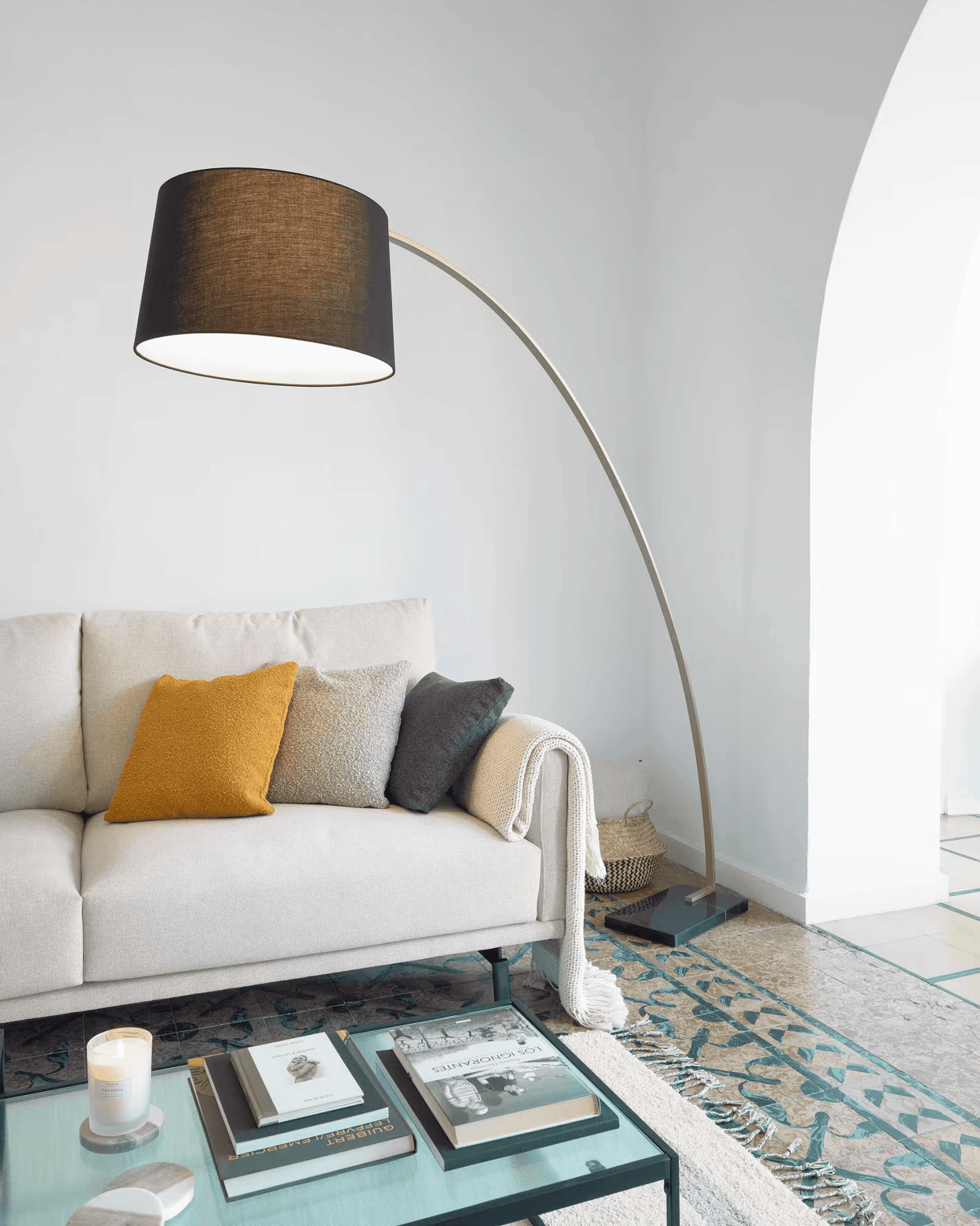 Lampa podłogowa JUHE złoty z czarnym kloszem La Forma Eye on Design