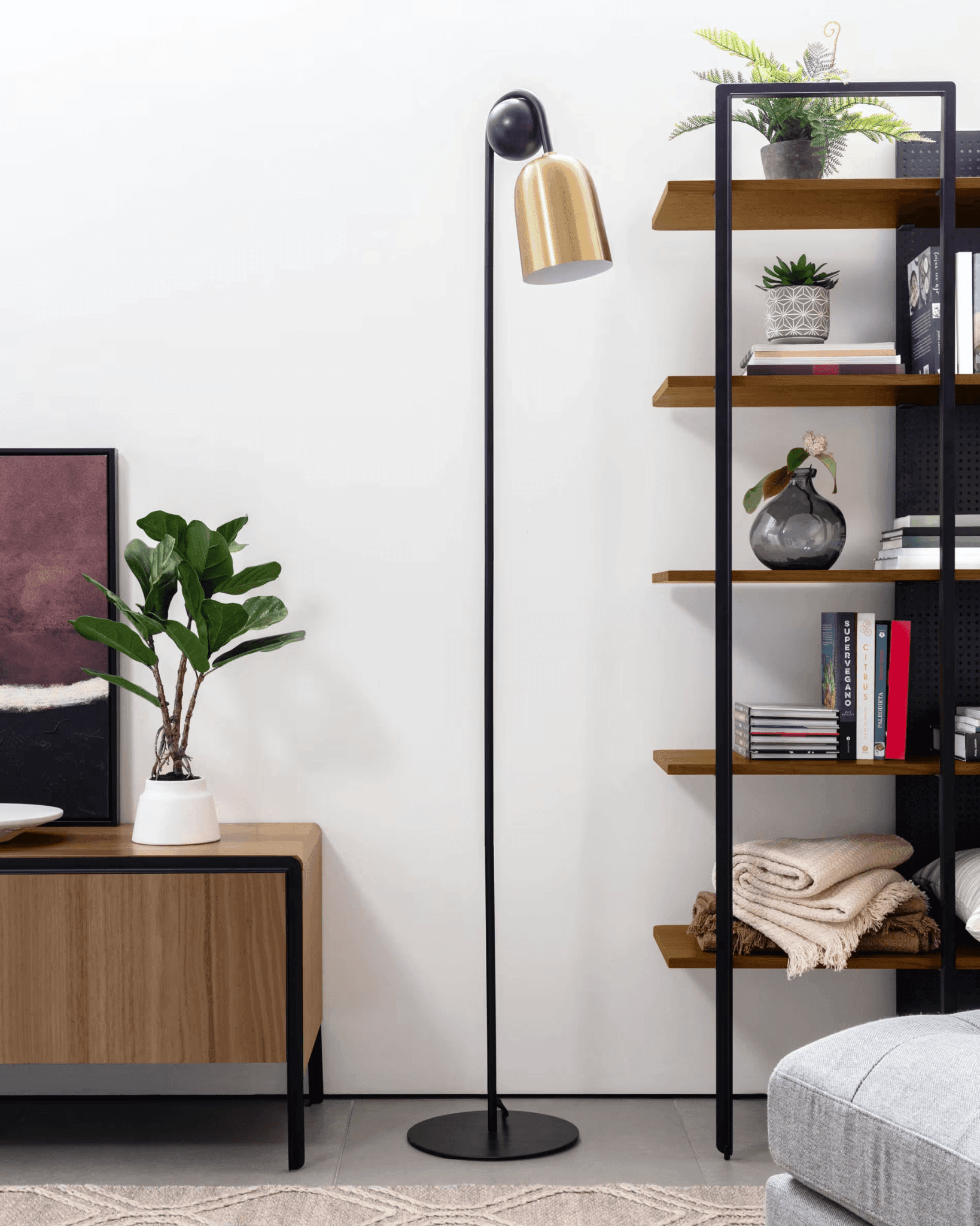 Lampa podłogowa NATSUMI czarny z mosiężnym wykończeniem La Forma Eye on Design