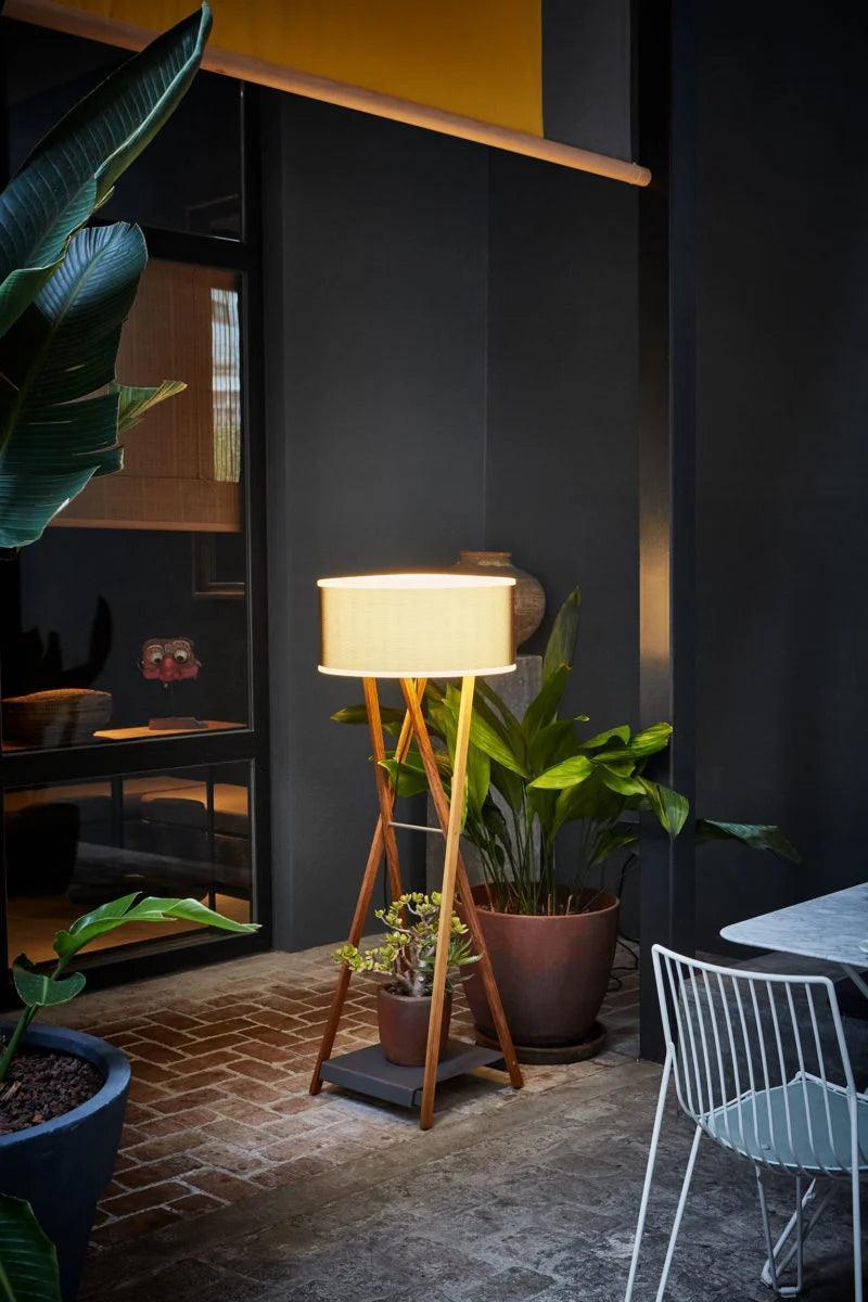 Lampa podłogowa zewnętrzna CALA drewno iroko Marset Eye on Design