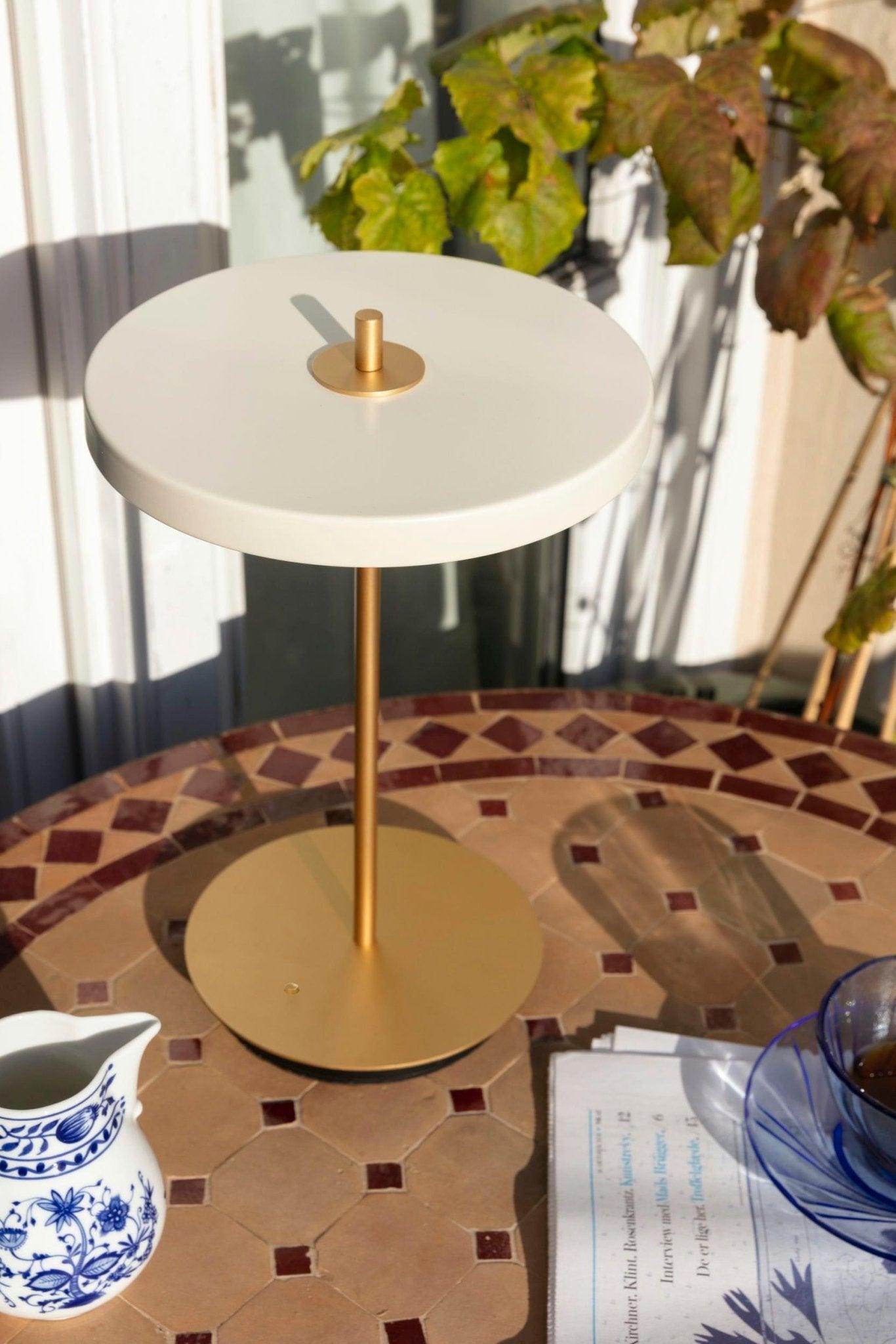 Lampa przenośna ASTERIA MOVE perłowy UMAGE Eye on Design