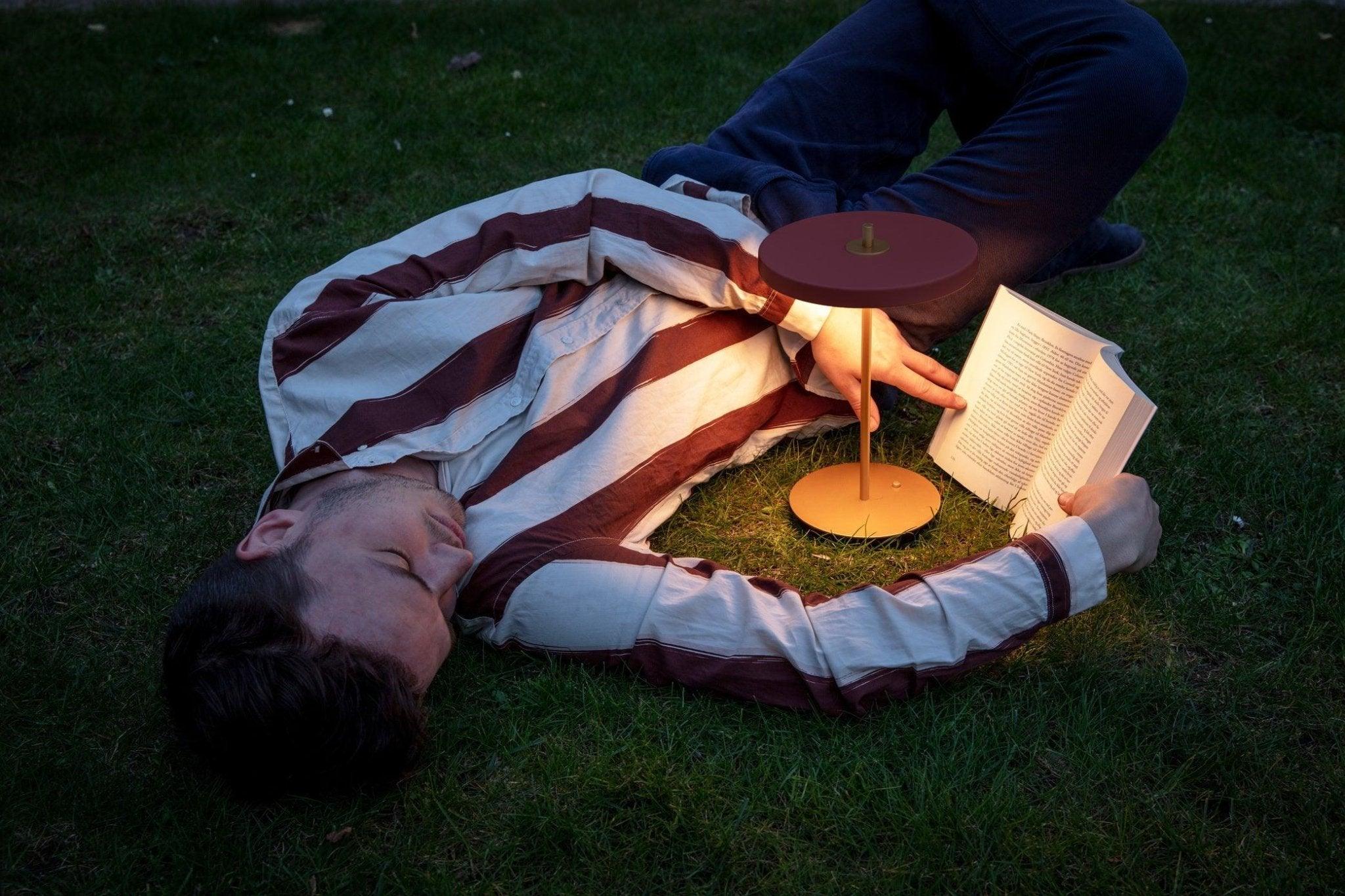 Lampa przenośna ASTERIA MOVE rubinowy UMAGE Eye on Design