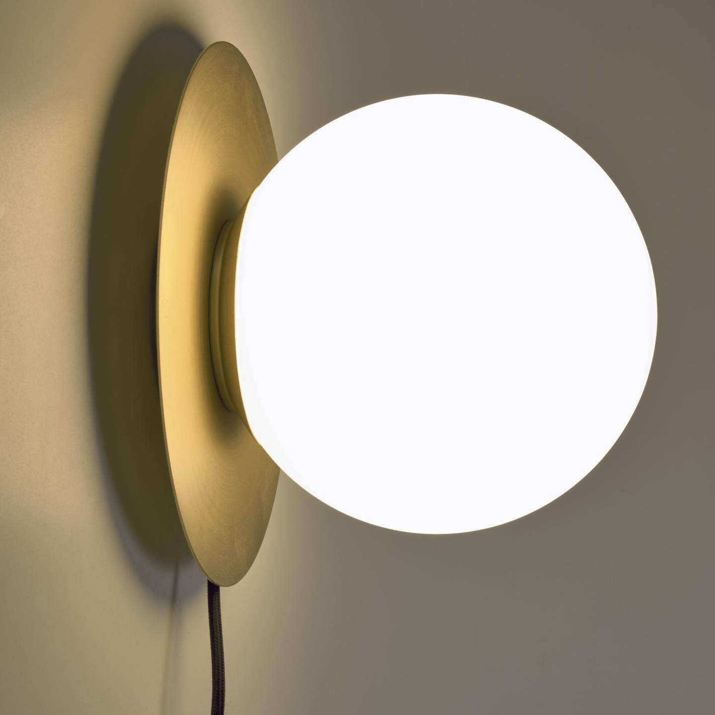 Lampa ścienna MANZ mosiężny La Forma Eye on Design