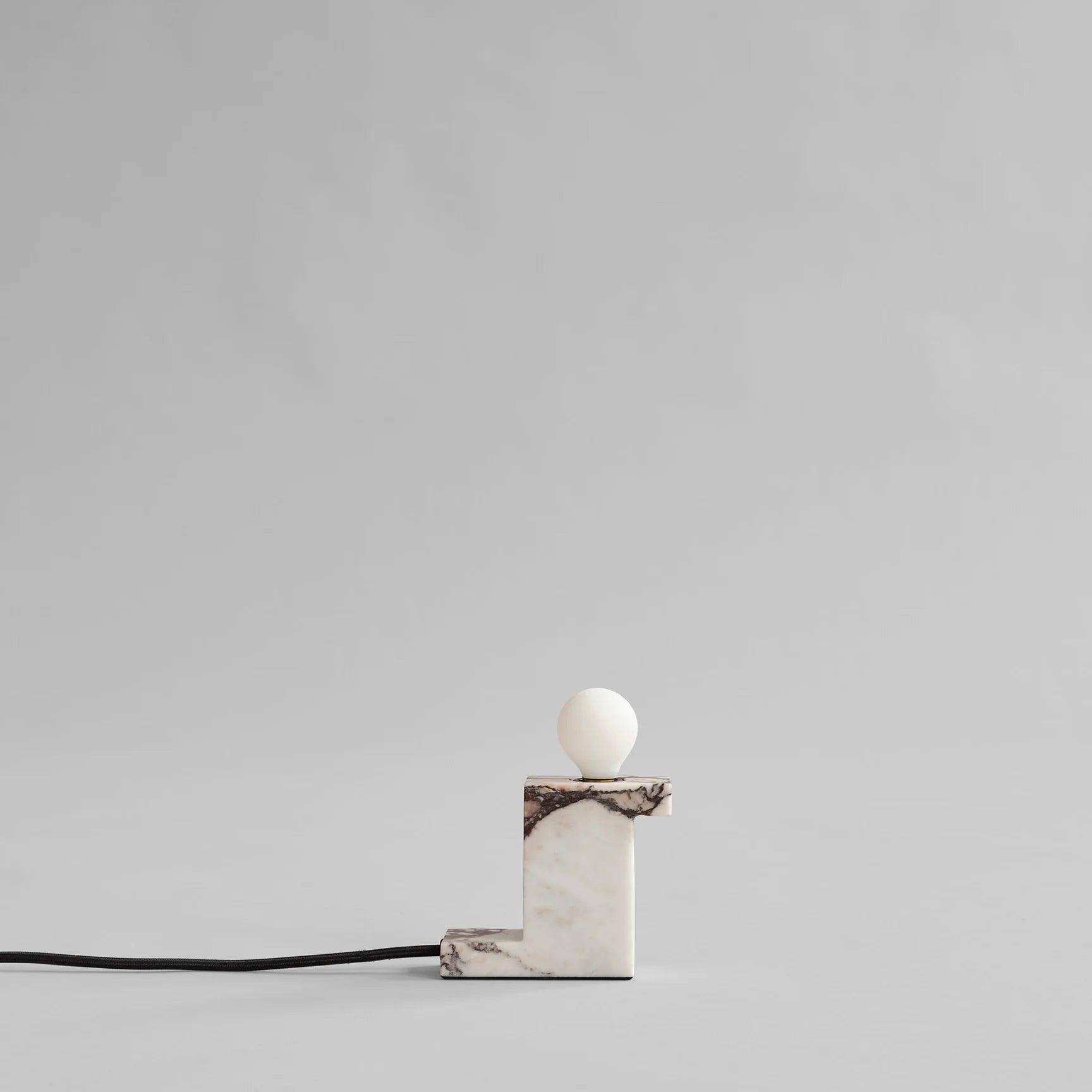 Lampa stołowa BRICK TALL marmurowy 101 Copenhagen Eye on Design