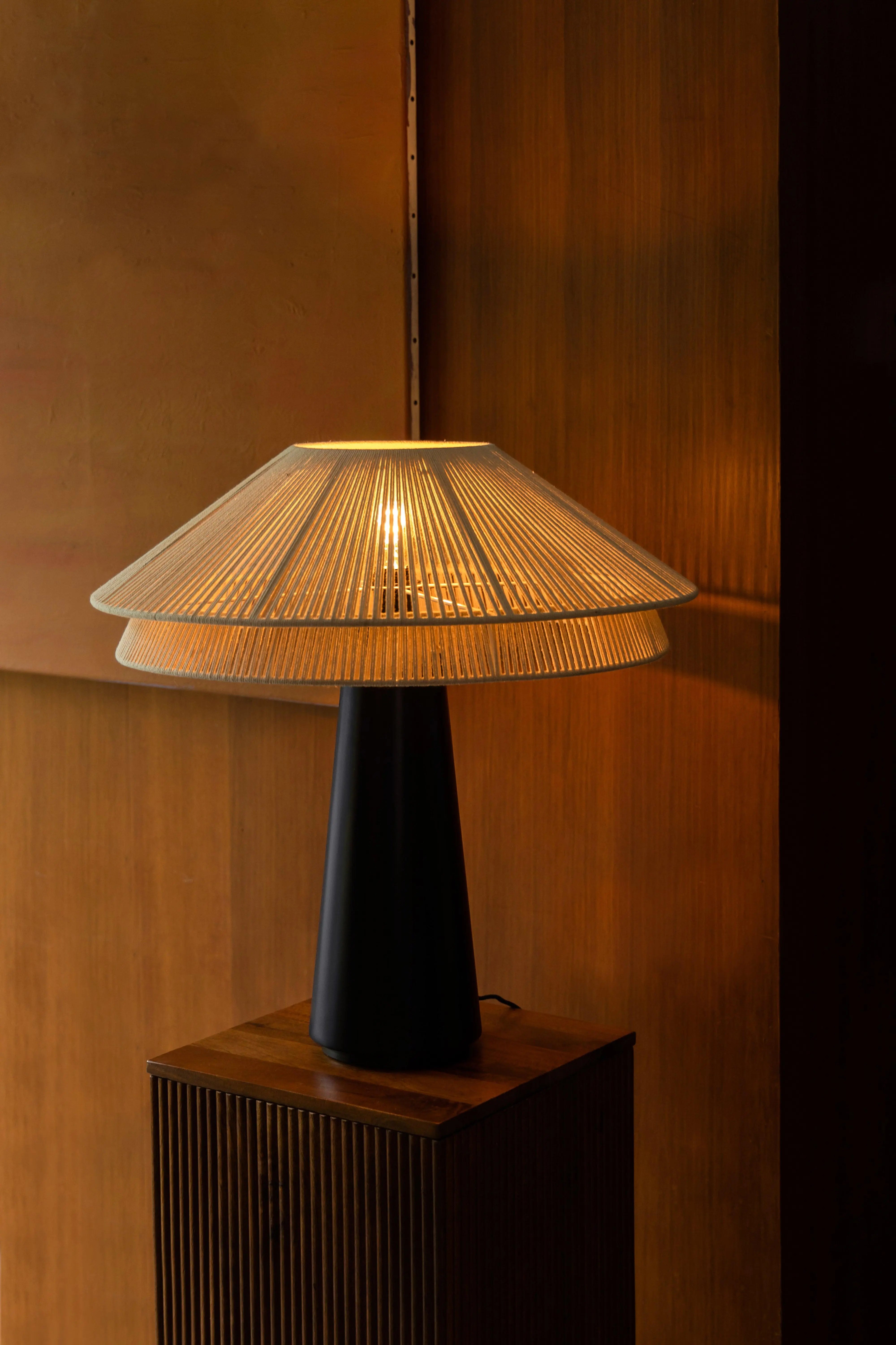Lampa stołowa ELON beżowy z czarną podstawą – Dutchbone