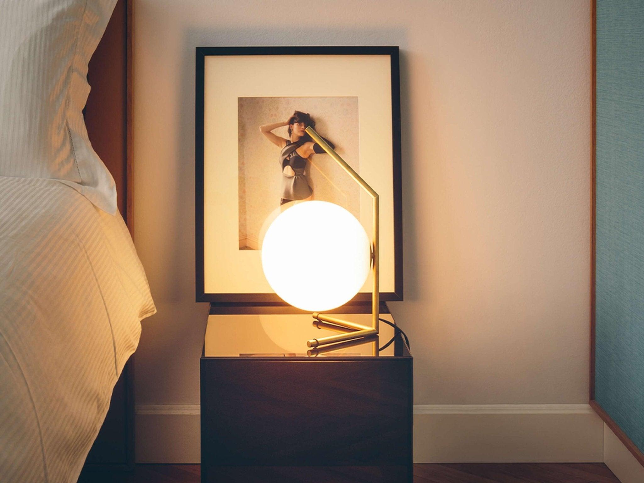 Lampa stołowa IC LIGHTS LOW mosiężny Flos Eye on Design