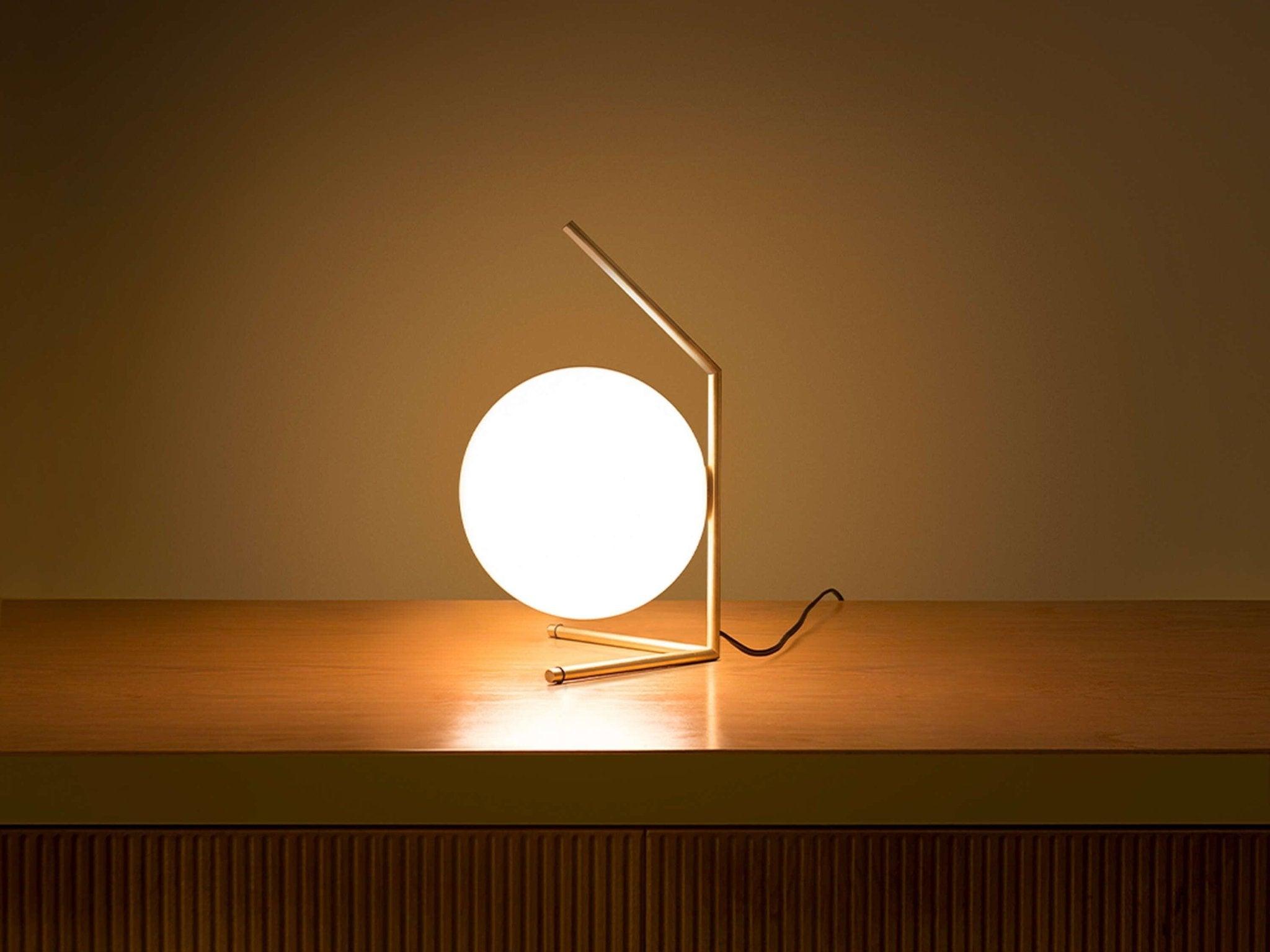 Lampa stołowa IC LIGHTS LOW mosiężny Flos Eye on Design