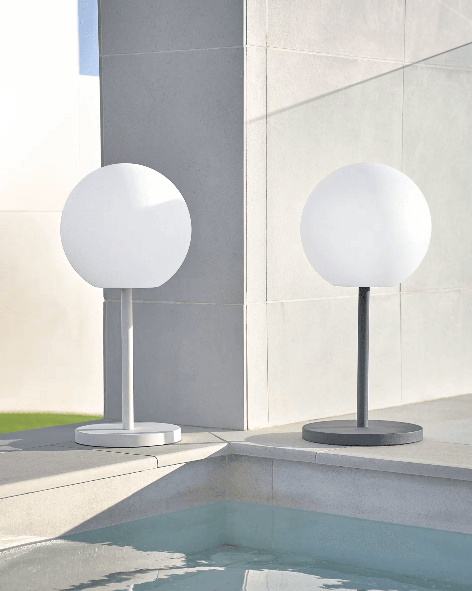 Lampa stołowa ogrodowa DINESH biały La Forma Eye on Design