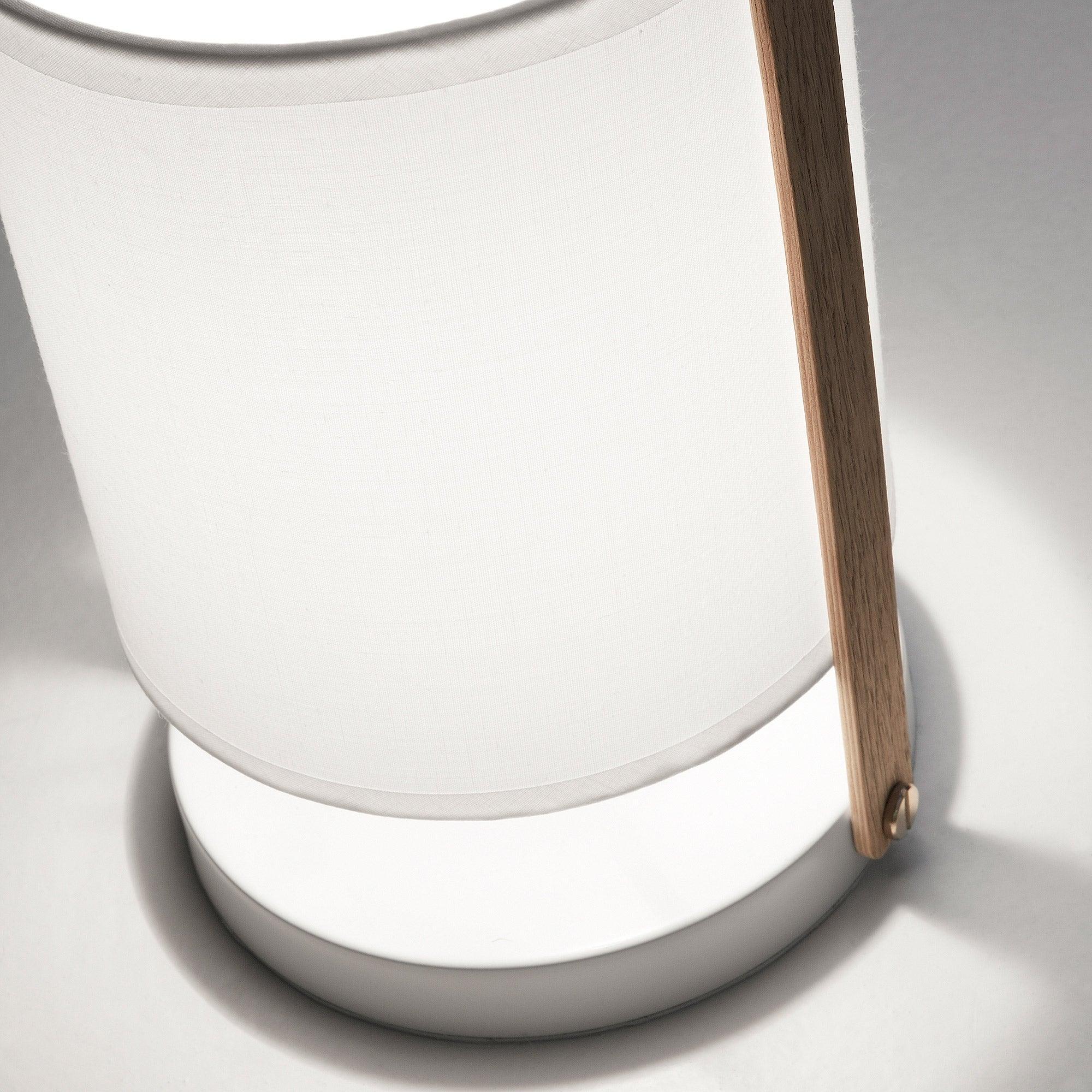 Lampa stołowa ZAYMA biały z drewnianym wykończeniem La Forma Eye on Design