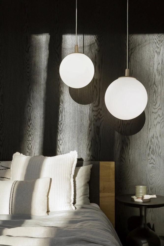 Lampa wisząca ALUR mleczne szkło z drewnem Kaspa Eye on Design