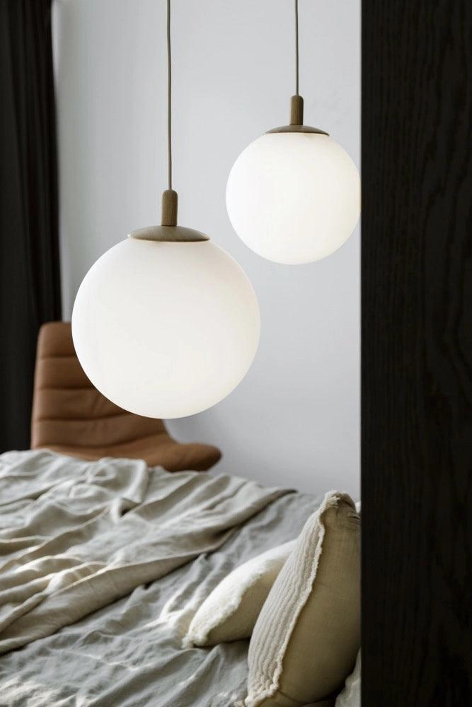 Lampa wisząca ALUR mleczne szkło z drewnem Kaspa Eye on Design