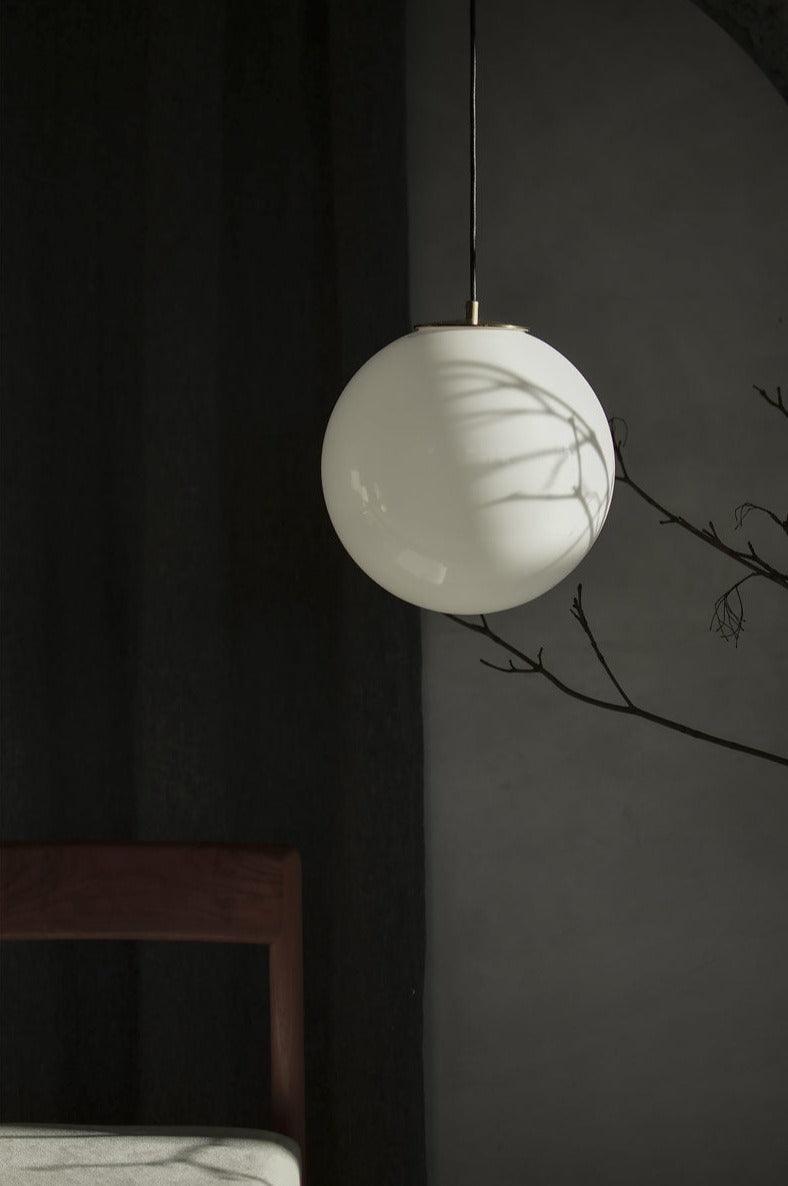 Lampa wisząca BIAŁA KULA mosiężny Embassy Interiors Eye on Design