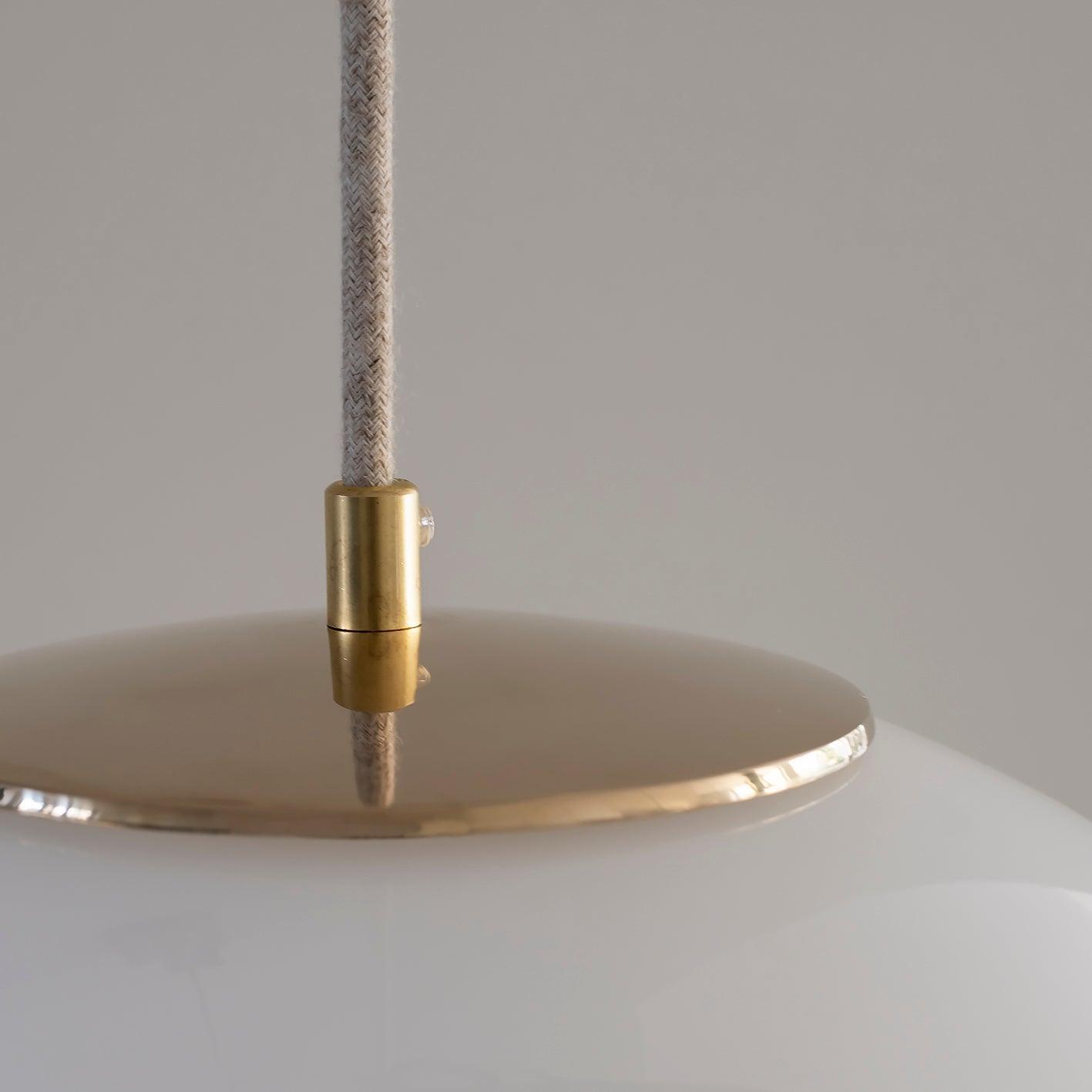 Lampa wisząca BIAŁA KULA mosiężny Embassy Interiors Eye on Design