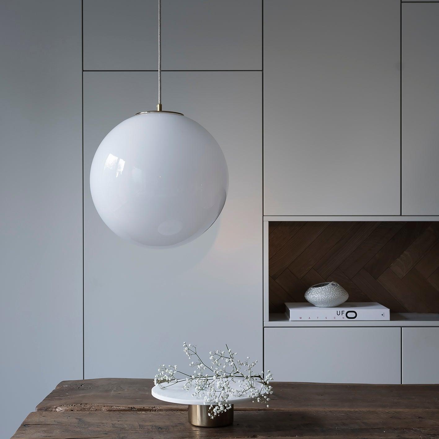 Lampa wisząca BIAŁA KULA mosiężny Embassy Interiors Eye on Design