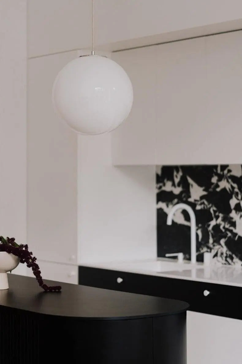 Lampa wisząca BIAŁA KULA nikiel – Embassy Interiors