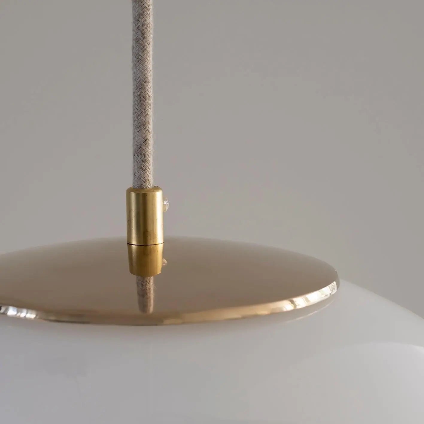Lampa wisząca BIAŁA KULA nikiel – Embassy Interiors