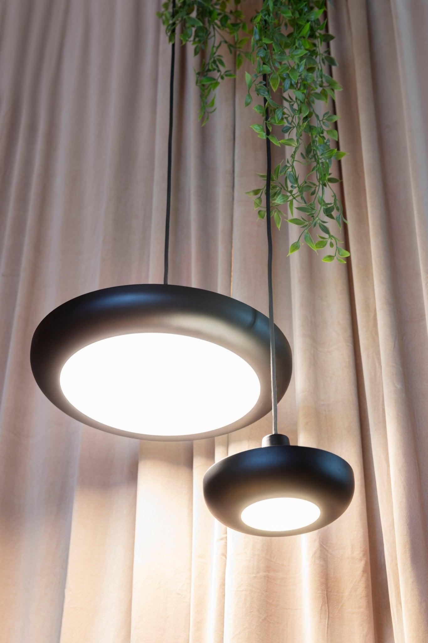 Lampa wisząca CASSINI czarny UMAGE Eye on Design