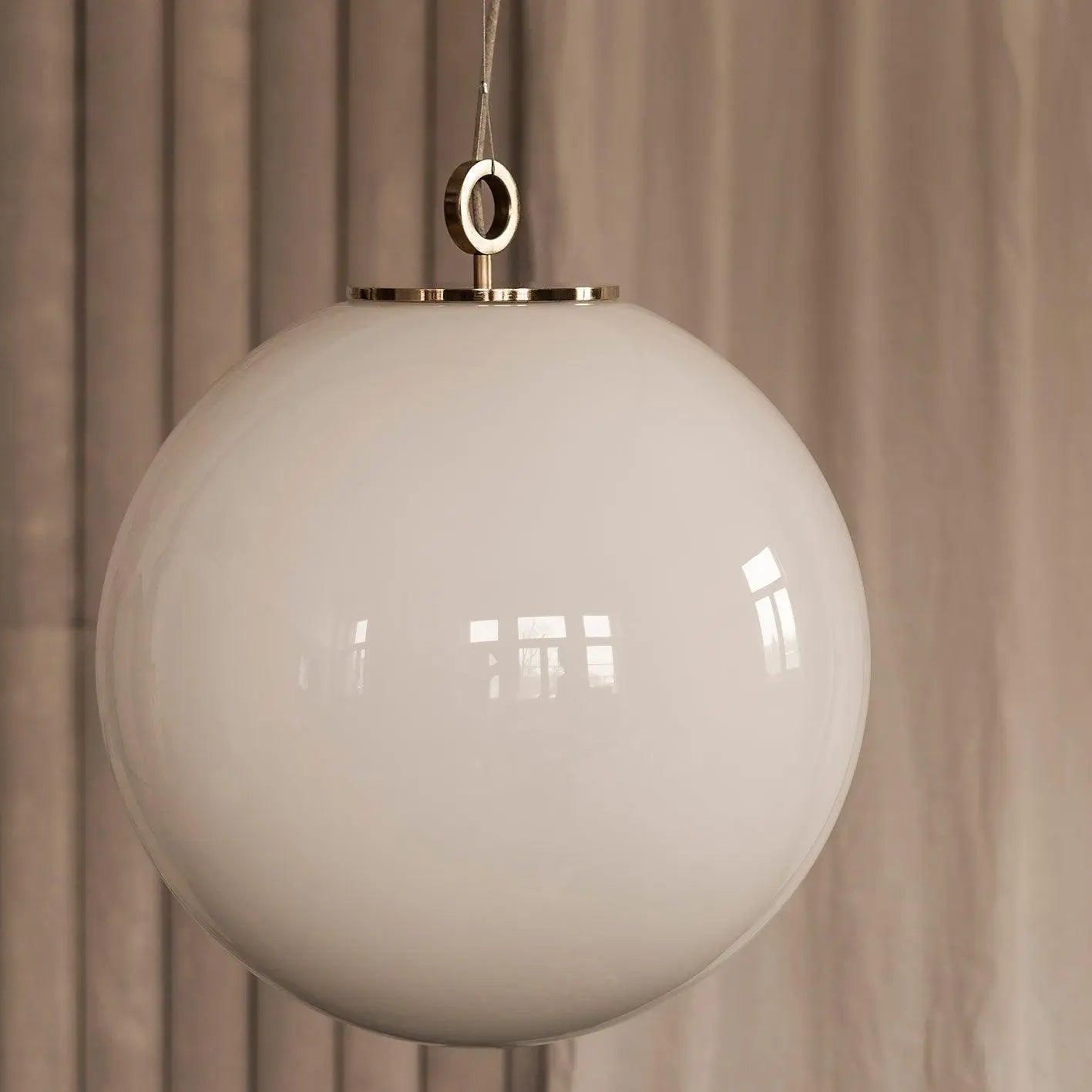 Lampa wisząca duża BIAŁA KULA mosiężny – Embassy Interiors
