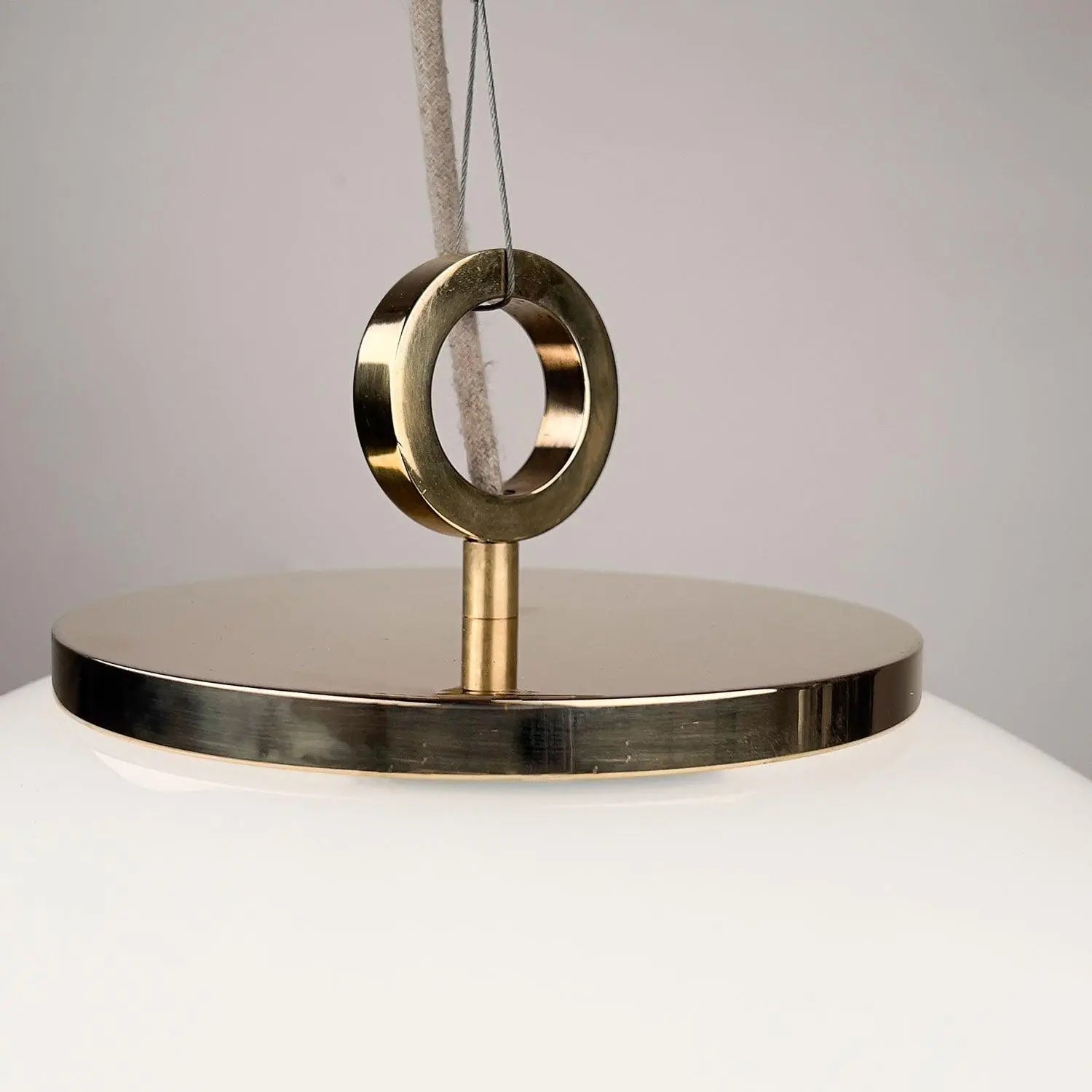 Lampa wisząca duża BIAŁA KULA mosiężny – Embassy Interiors