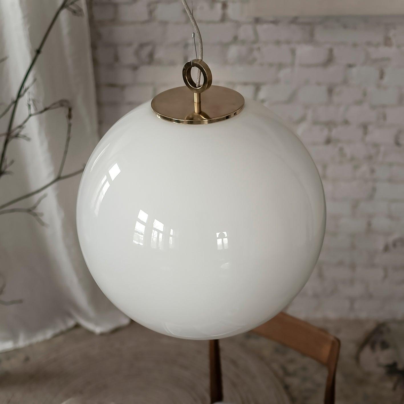 Lampa wisząca duża BIAŁA KULA nikiel Embassy Interiors Eye on Design