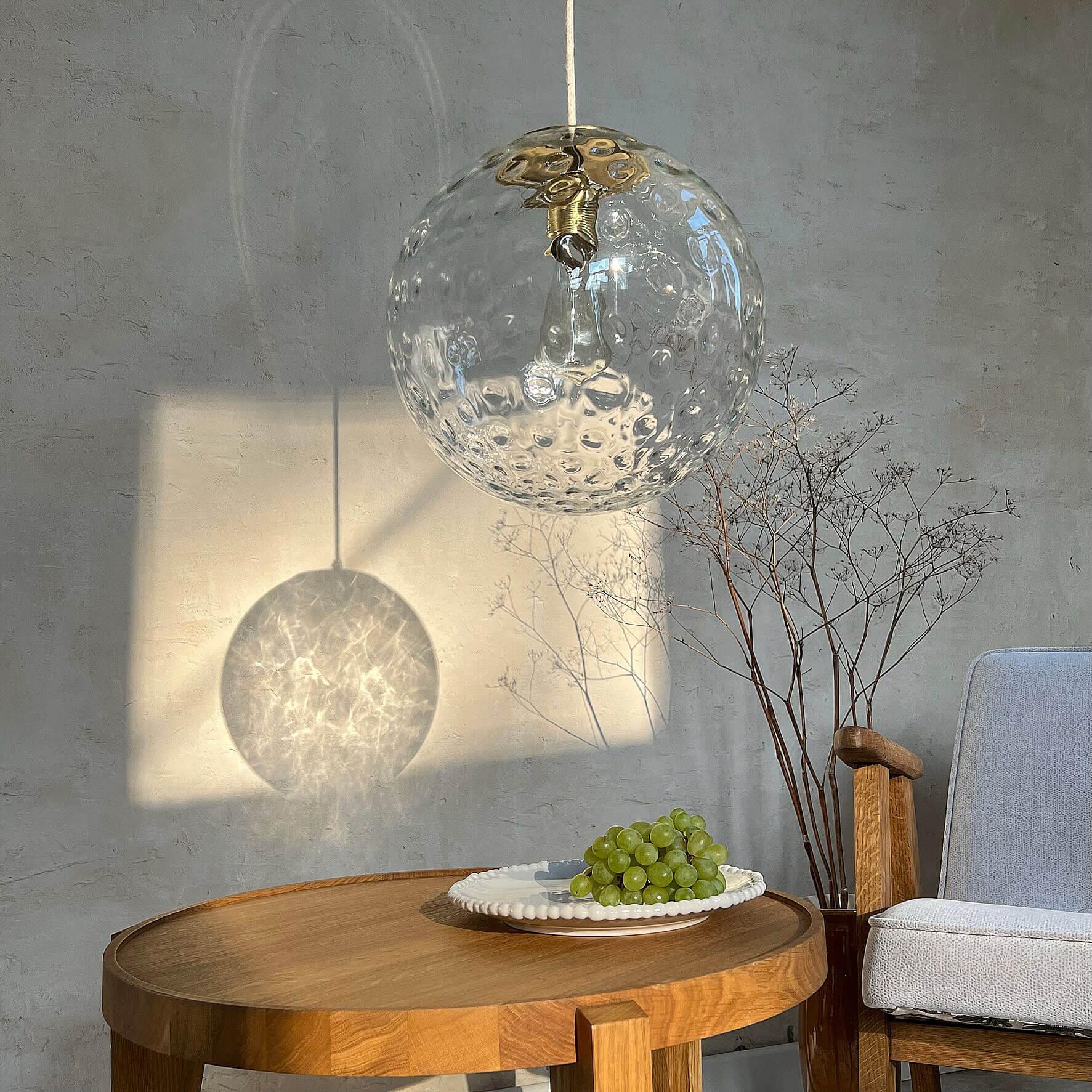 Lampa wisząca KULA REFLEKSYJNA mosiężny Embassy Interiors Eye on Design