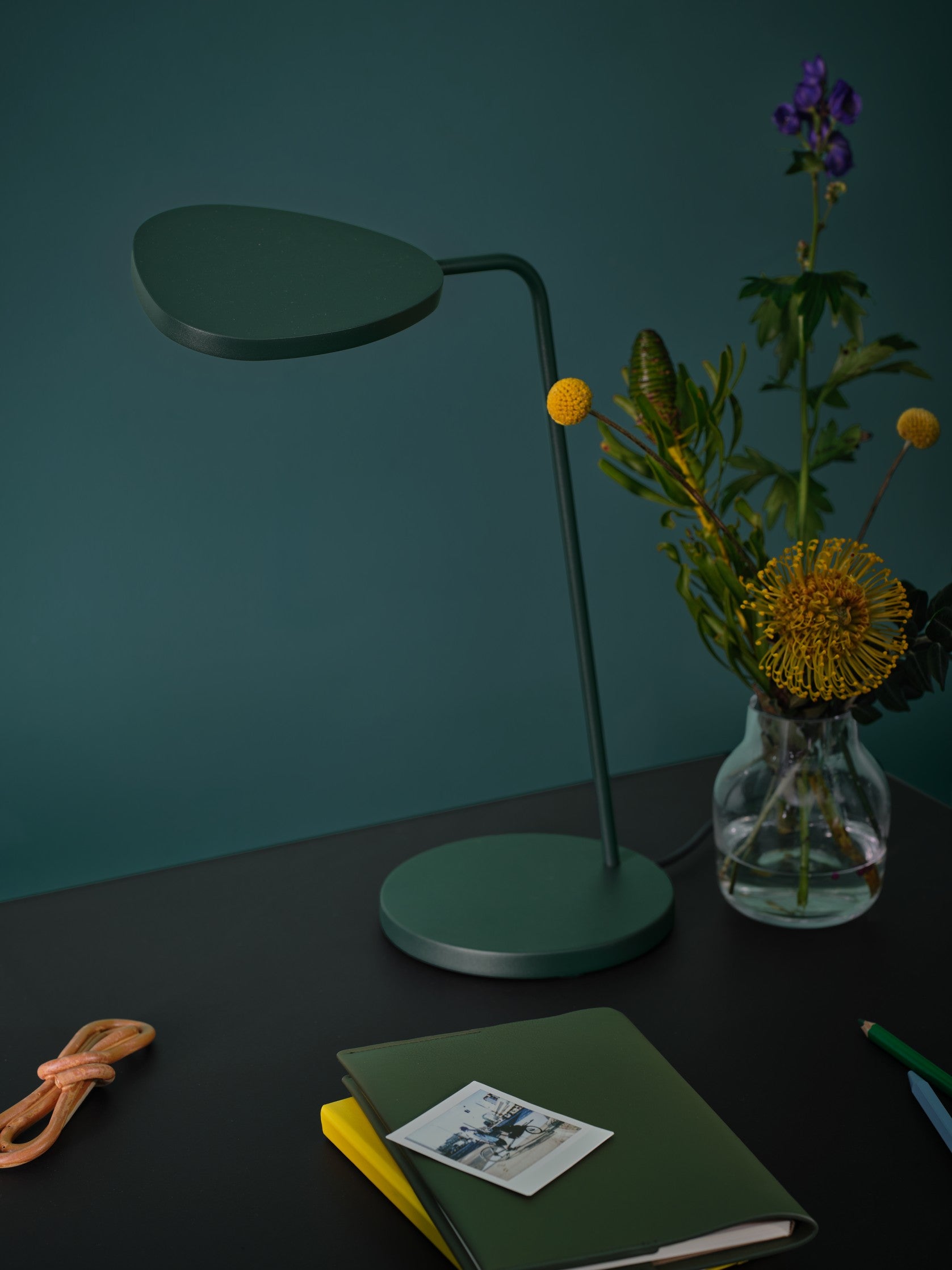 LEAF table lamp black