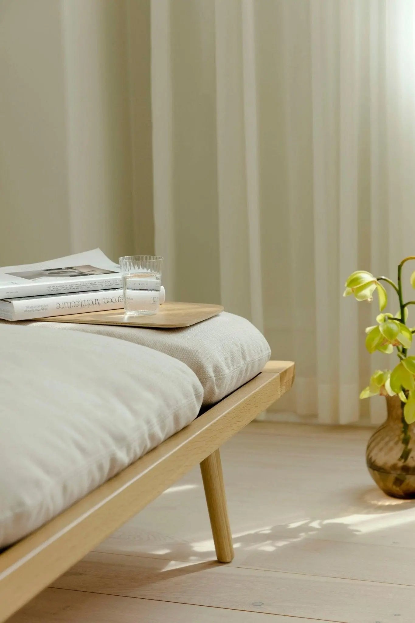Leżanka LOUNGE AROUND baby blue z dębową podstawą – Umage