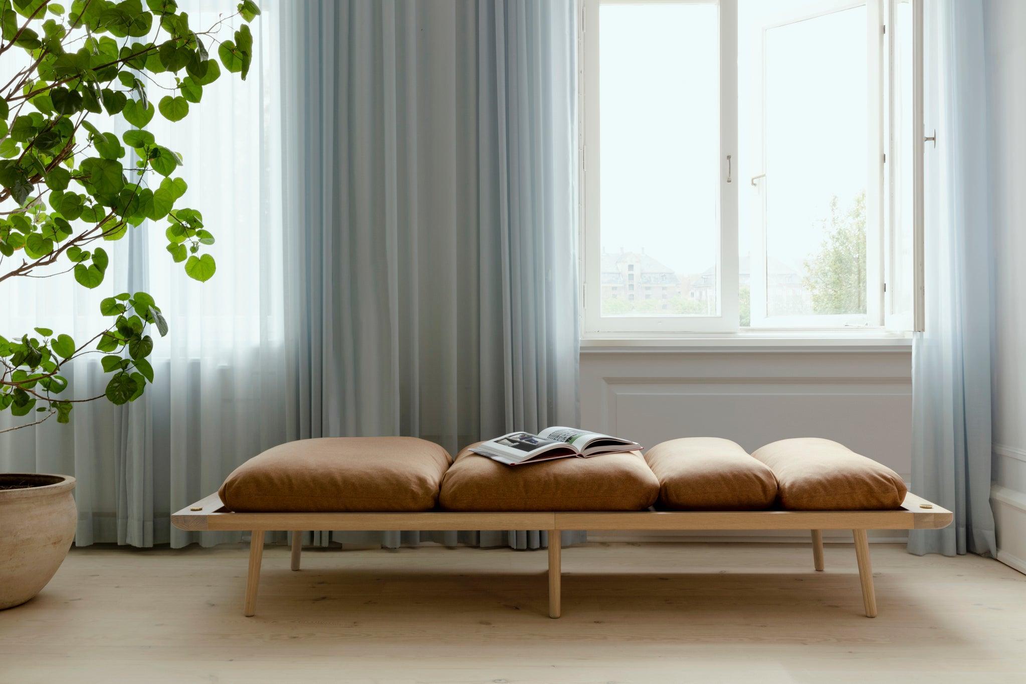 Leżanka LOUNGE AROUND karmelowy z ciemno dębową podstawą UMAGE Eye on Design
