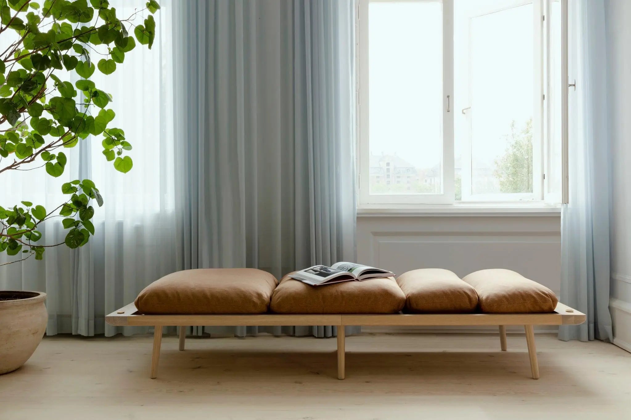 Leżanka LOUNGE AROUND karmelowy z ciemno dębową podstawą – Umage