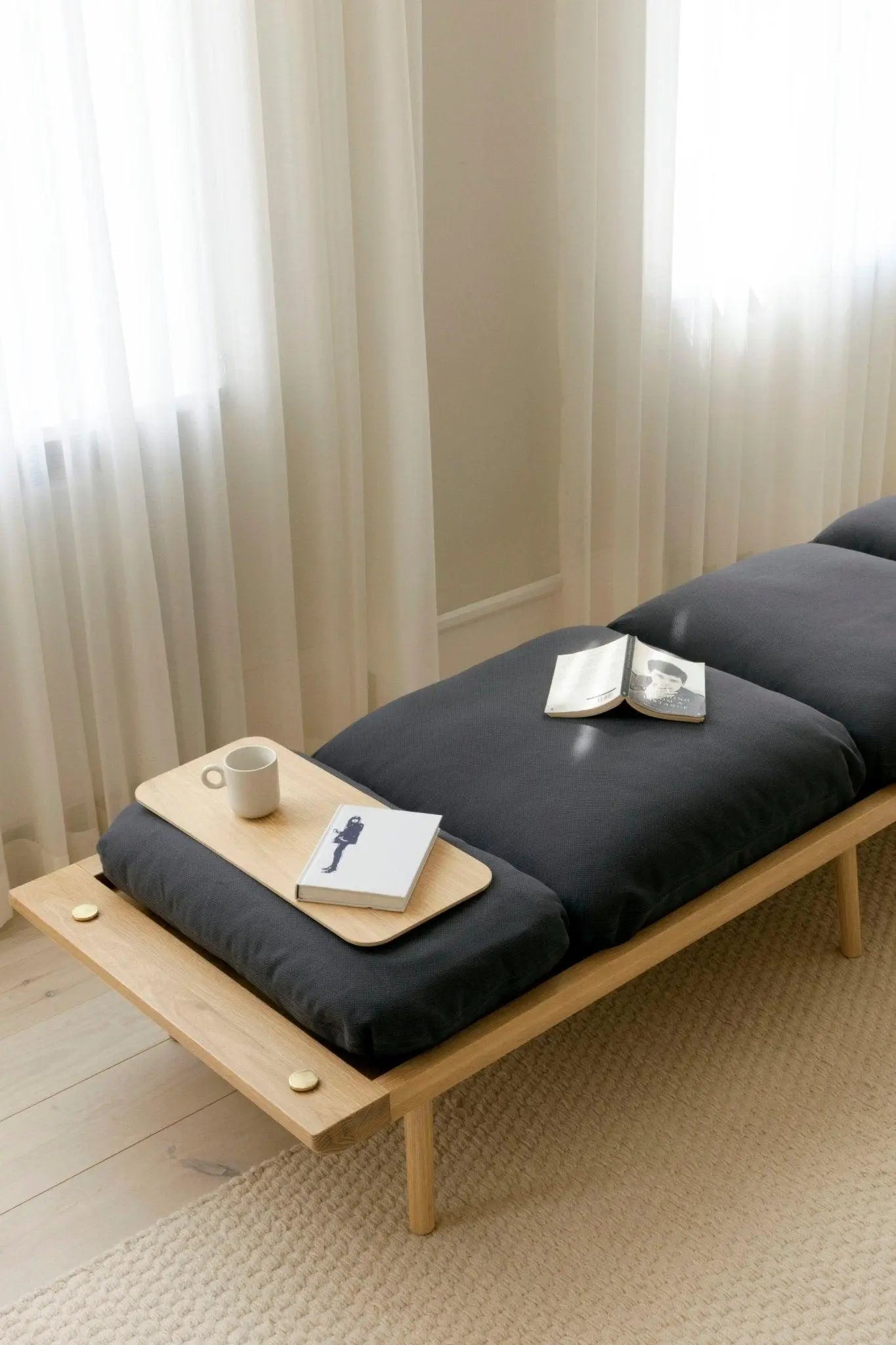Leżanka LOUNGE AROUND karmelowy z ciemno dębową podstawą – Umage