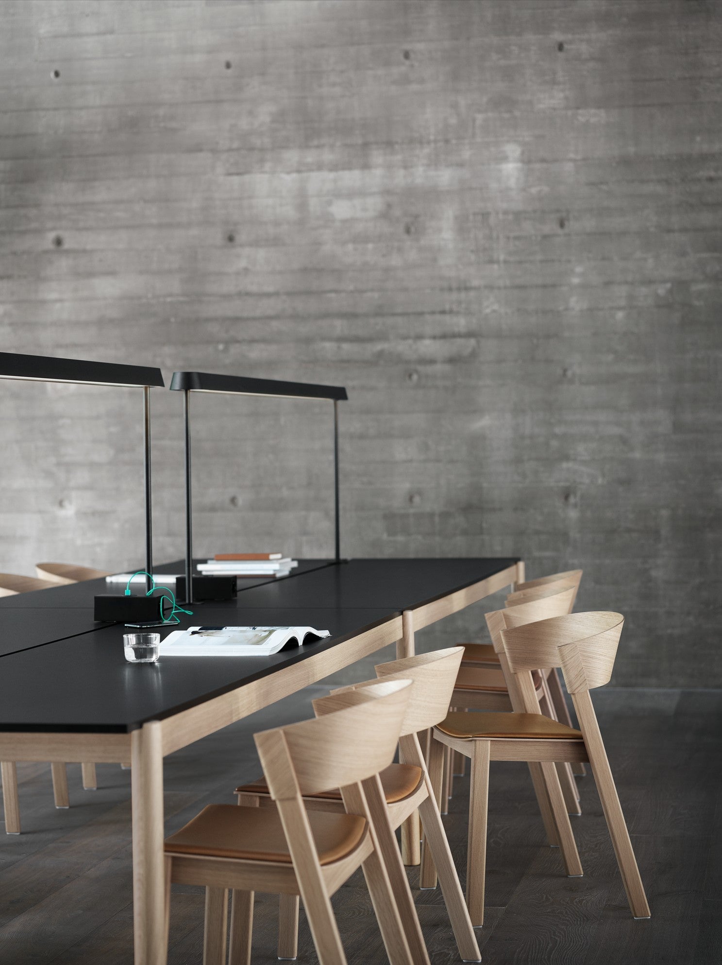 LINEAR SYSTEM Office Table - CONFIGURATION 1 black nanolaminate with oak base
