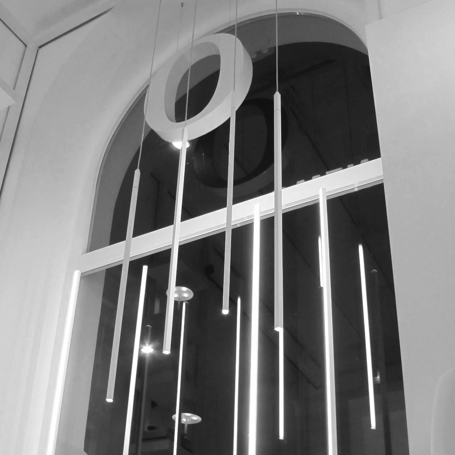 Liniencapes vertikale weiße hängende Lampe