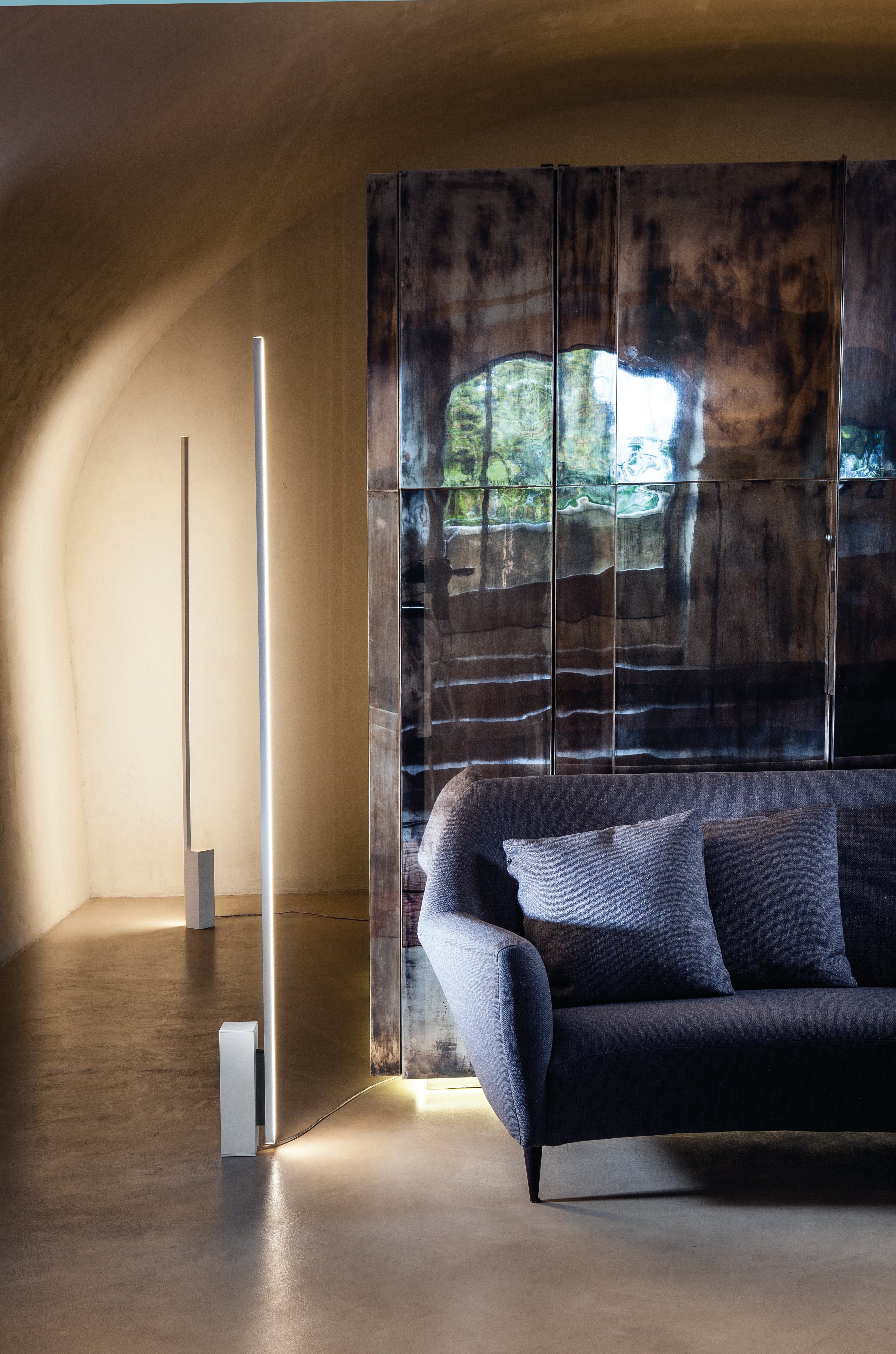 Liniencapes weiße Stehlampe