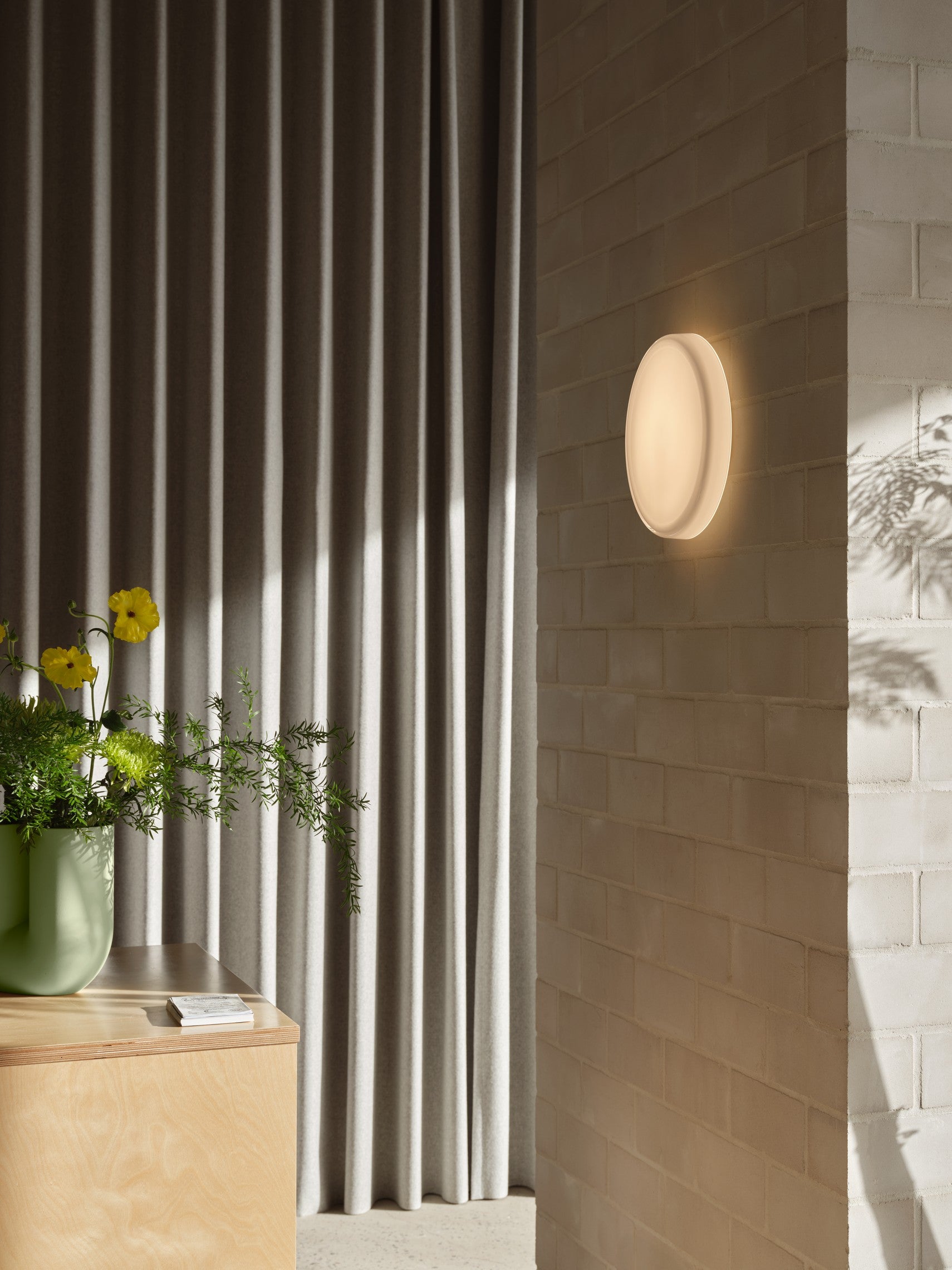 LOOPED white wall lamp