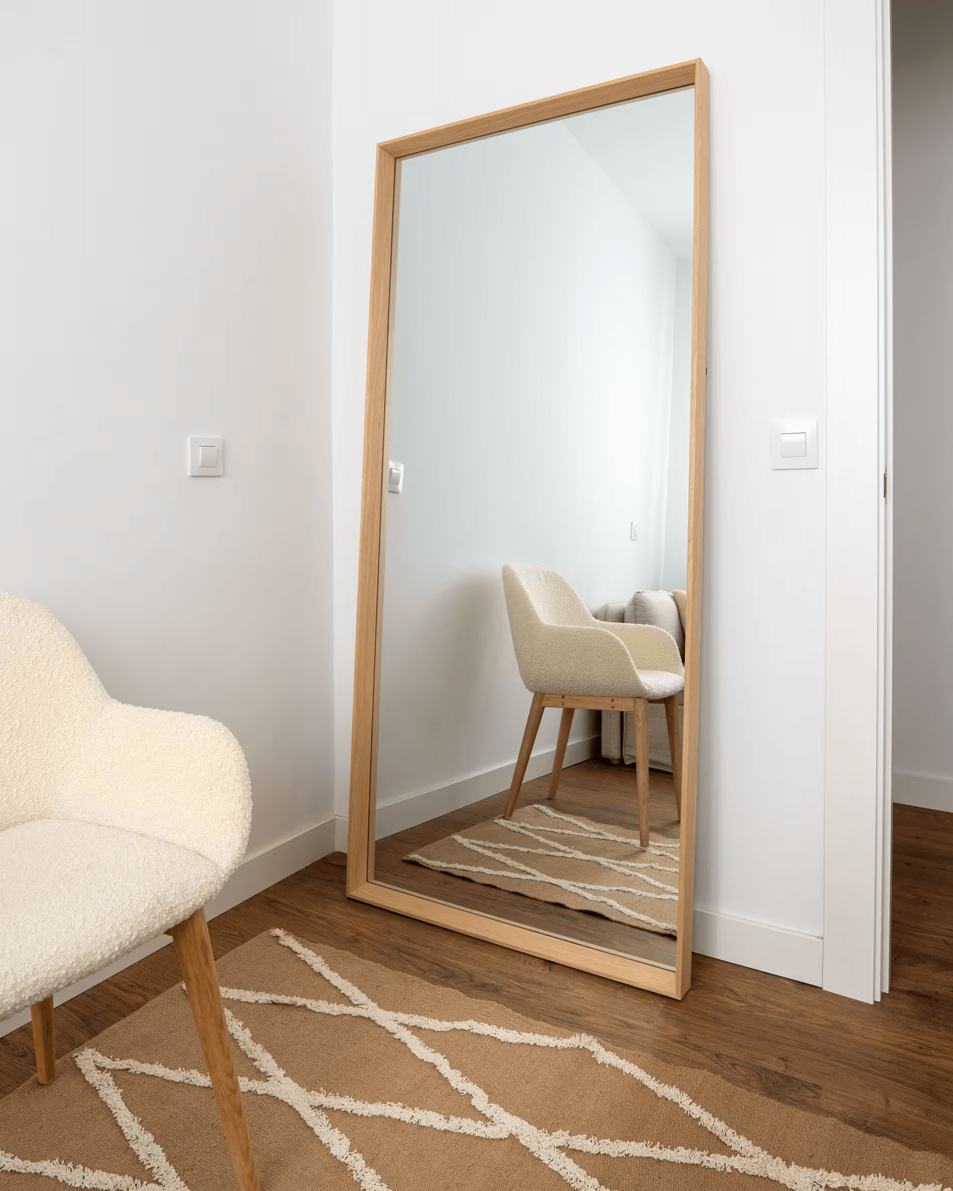 Lustro NERINA drewniana rama La Forma Eye on Design
