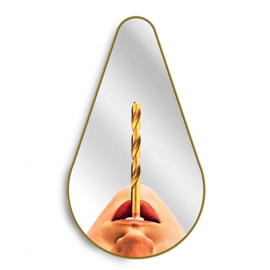 Lustro w kształcie łezki PEAR DRILL w złotej ramie Seletti Eye on Design