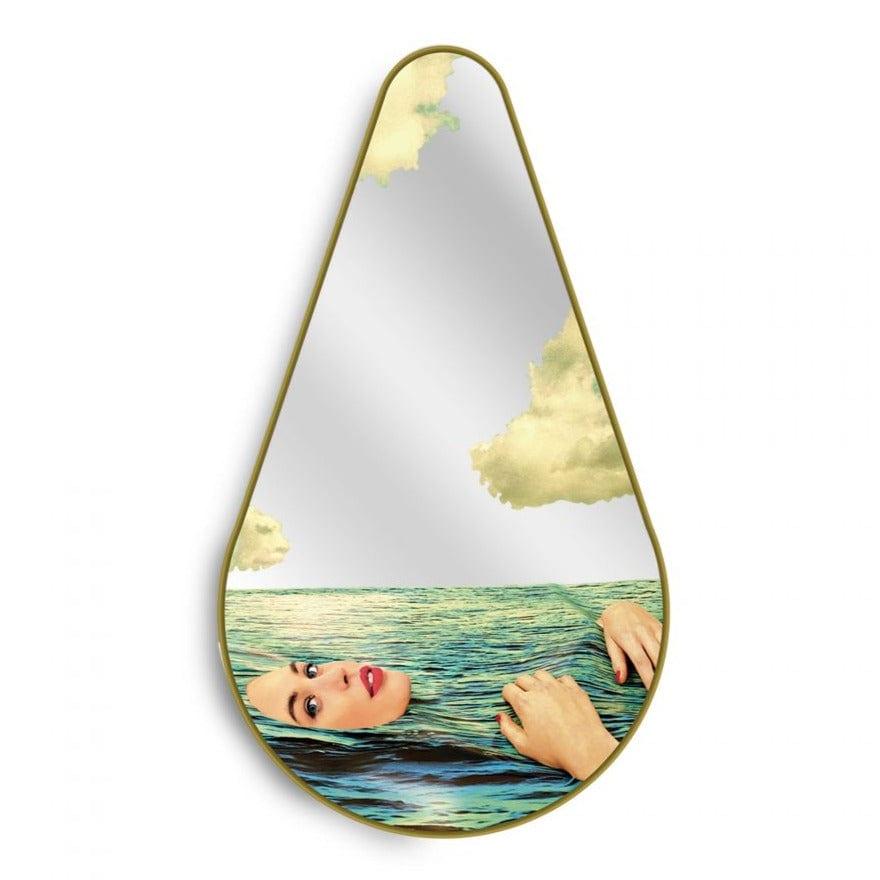 Lustro w kształcie łezki SEA GIRL w złotej ramie Seletti Eye on Design