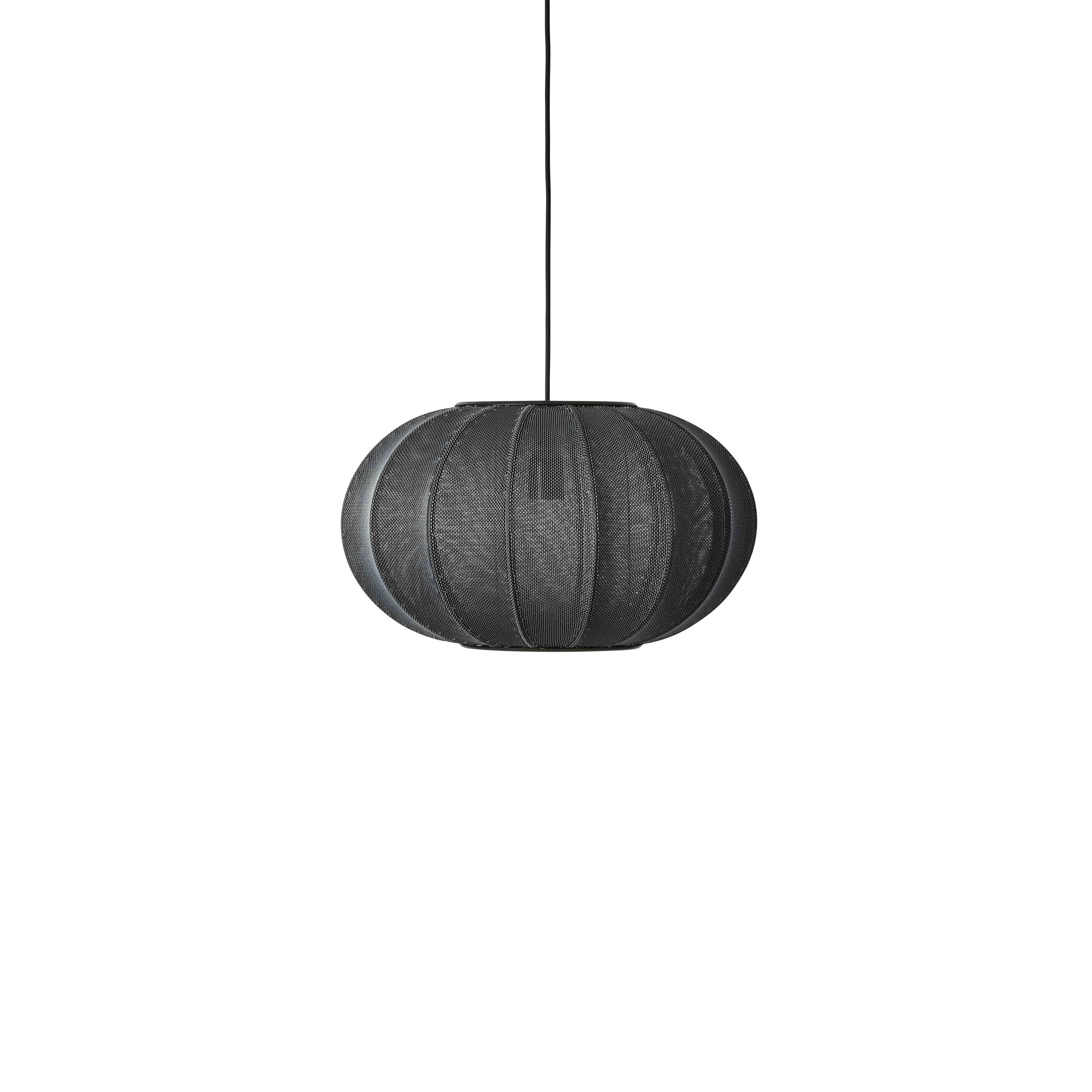Ovale schwarze Hanglampe mit Strickwit.
