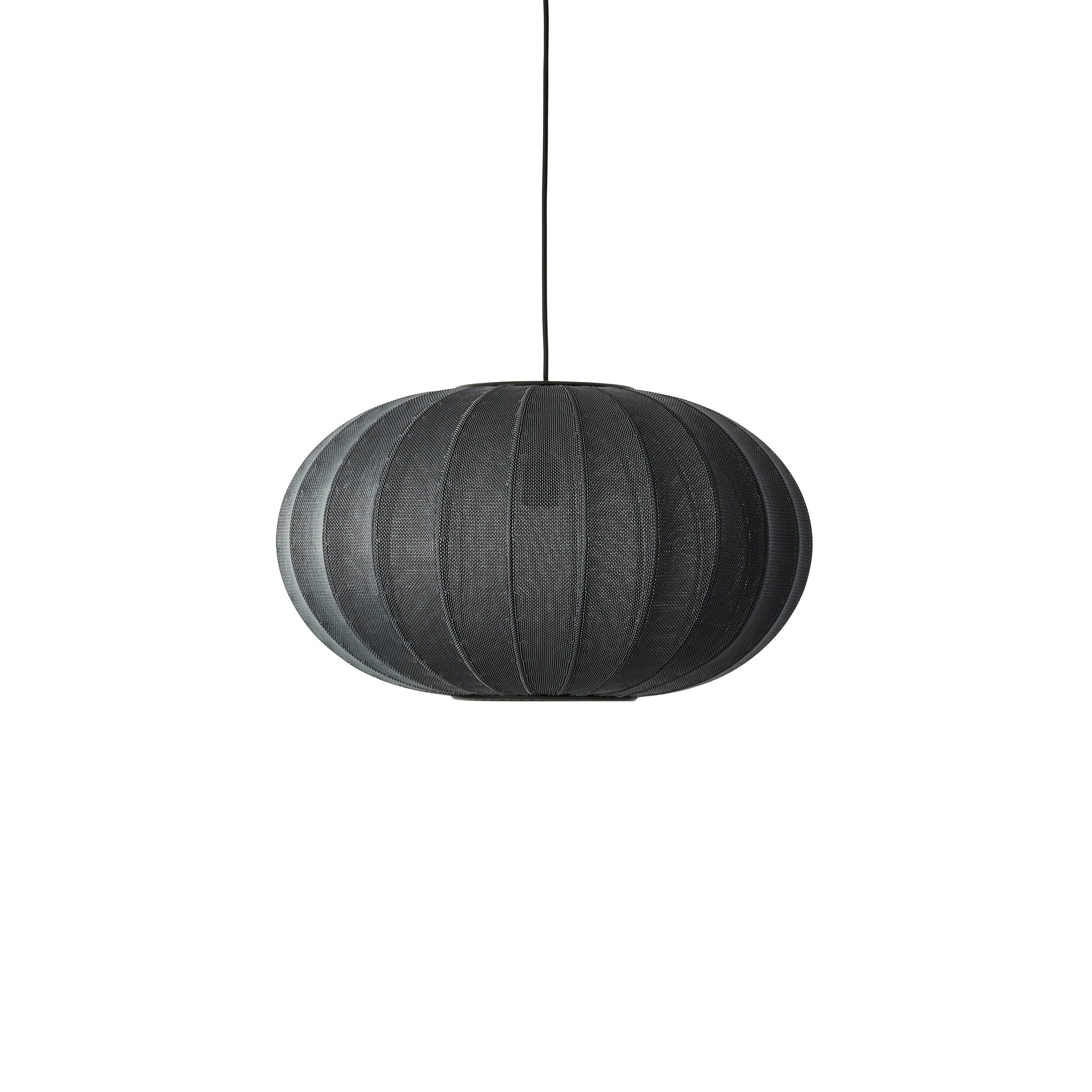 Ovale schwarze Hanglampe mit Strickwit.