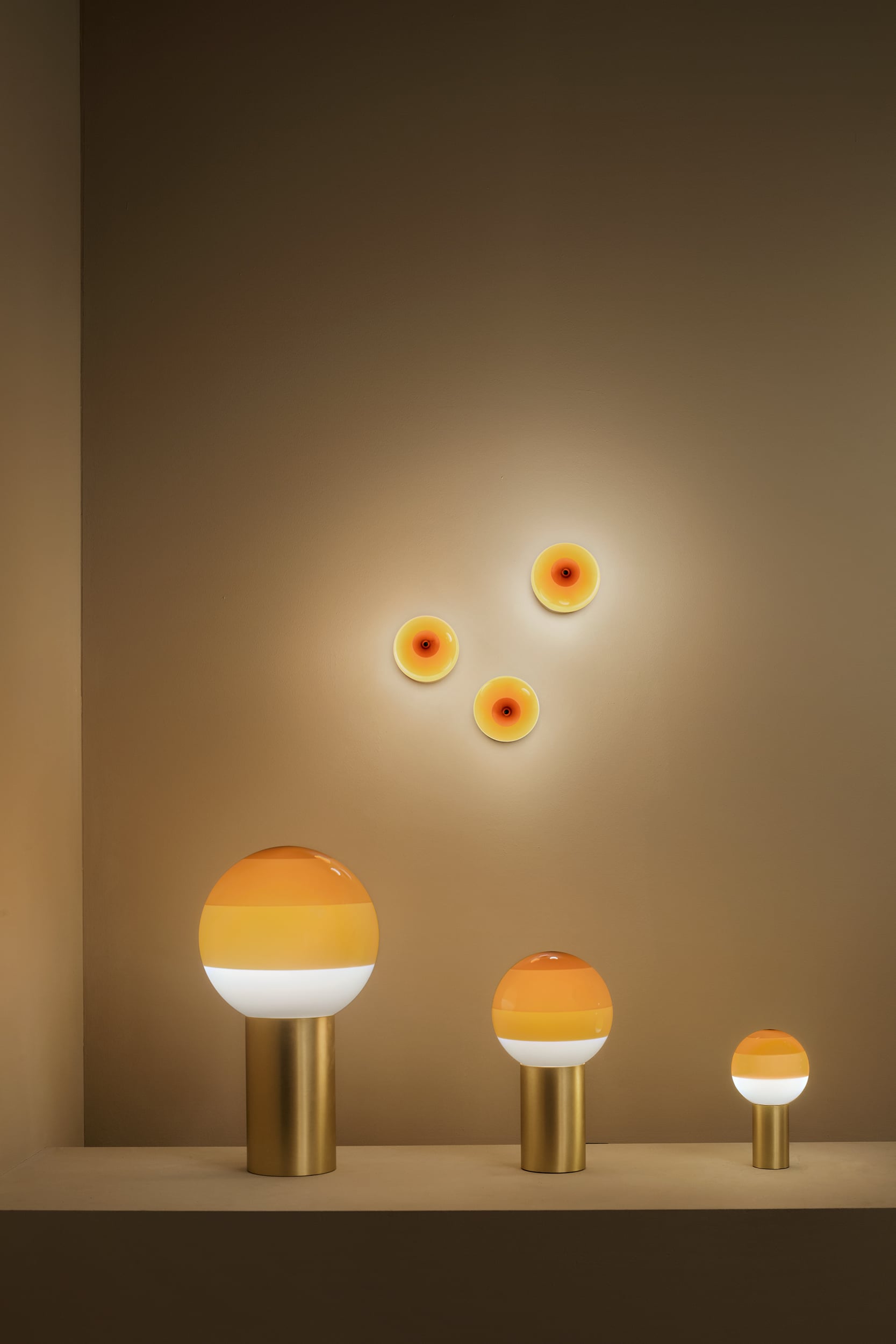 DIPPING cream table lamp with a gold base