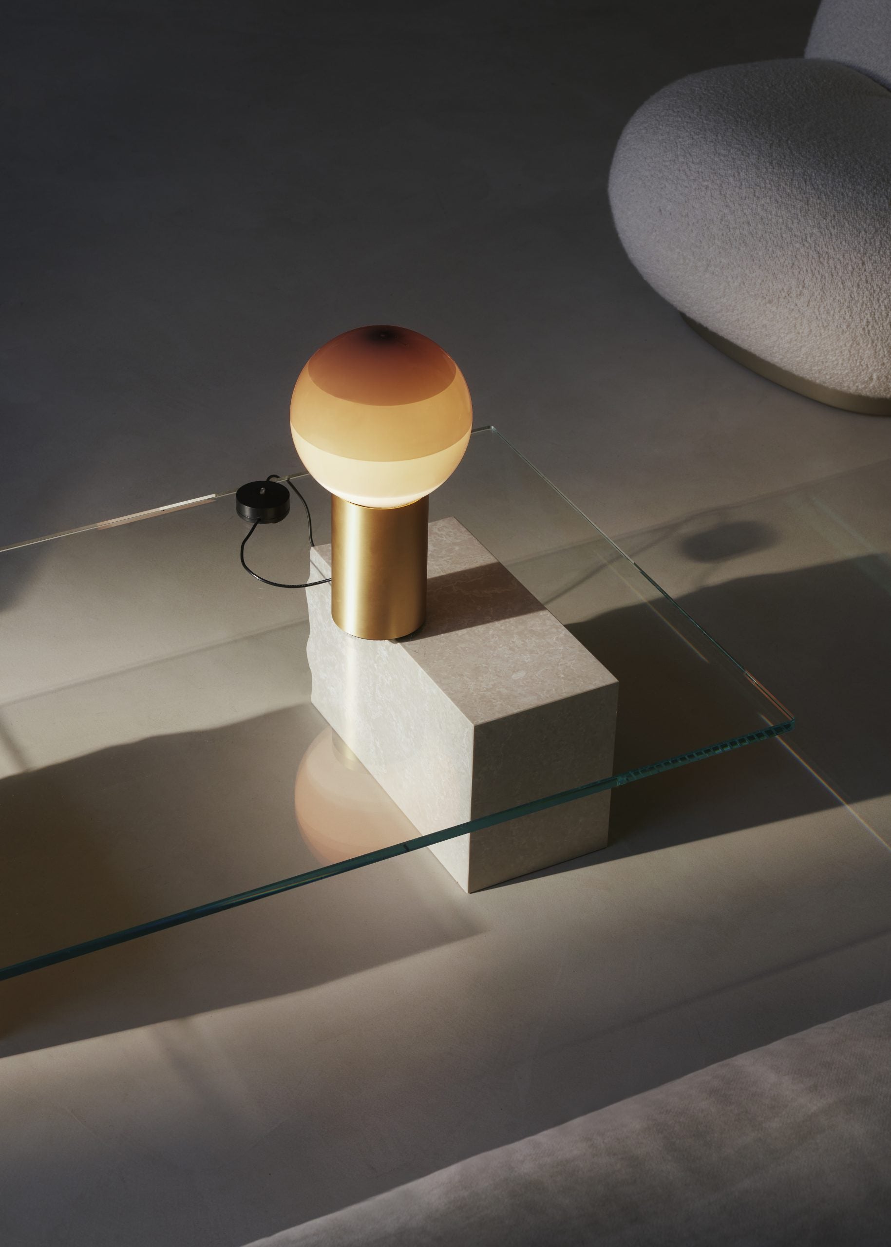 DIPPING cream table lamp with a gold base