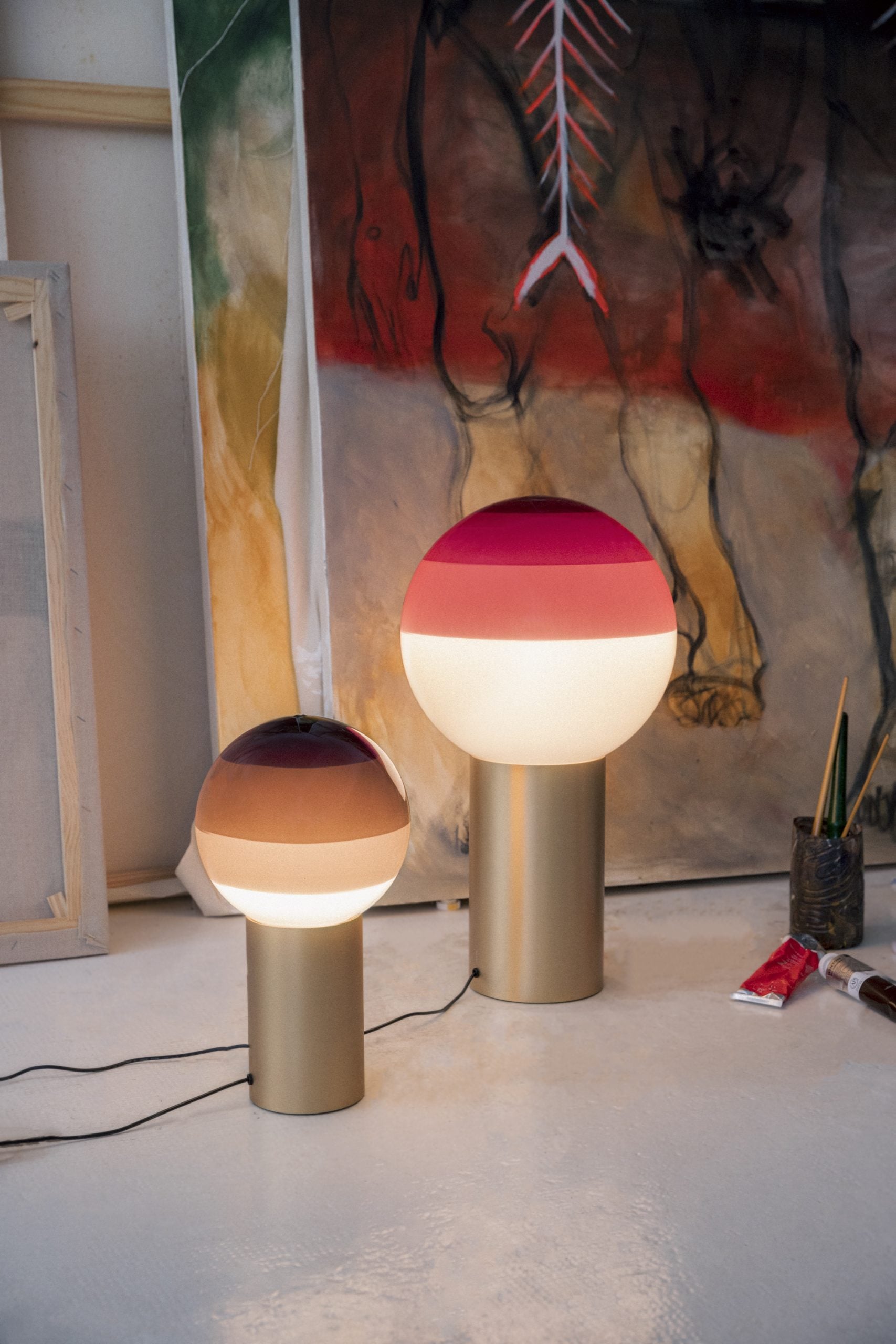 DIPPING cream table lamp with a gold base