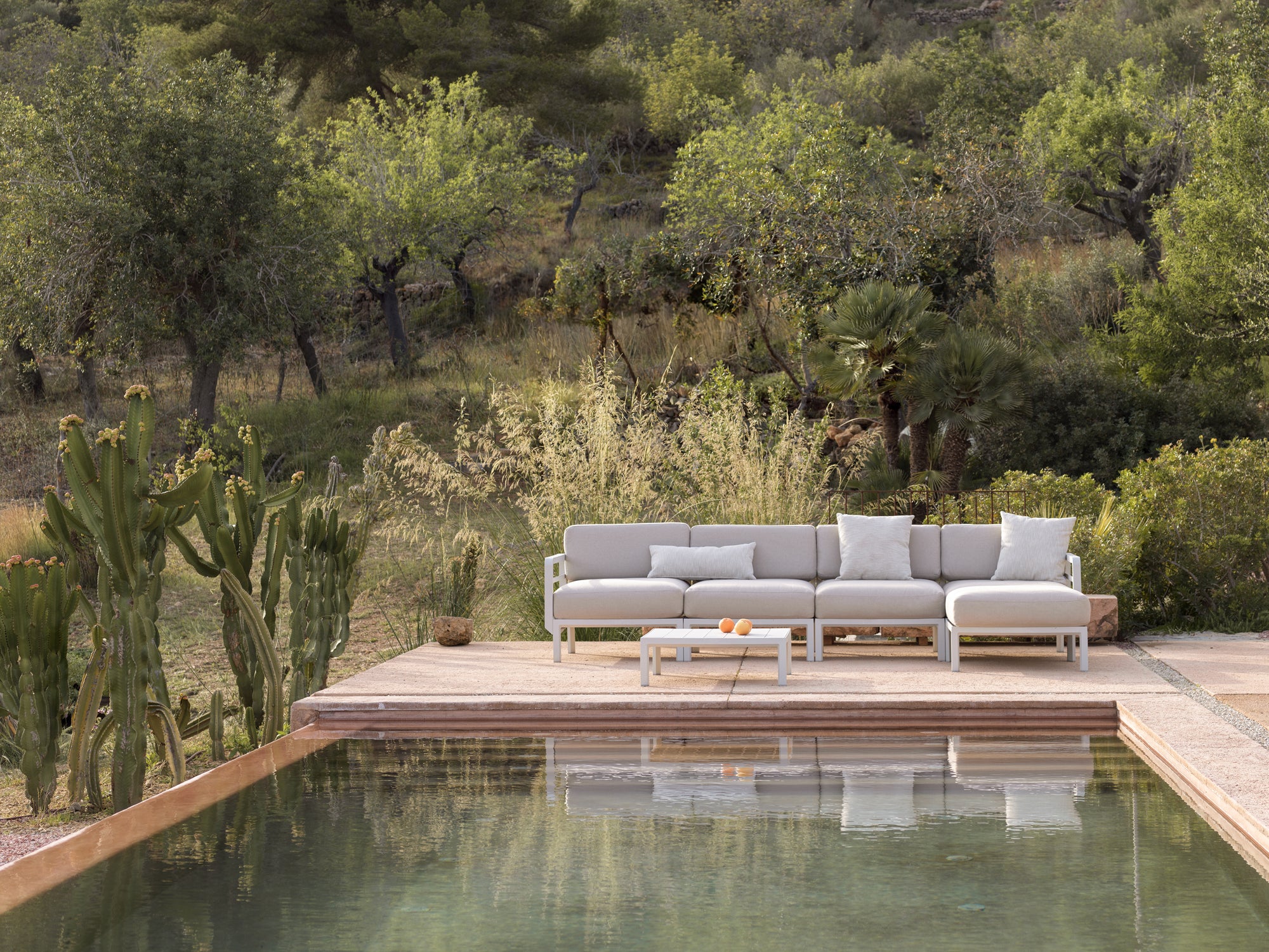 MAXIMO Outdoor Pearl Pouf with Graphite Base