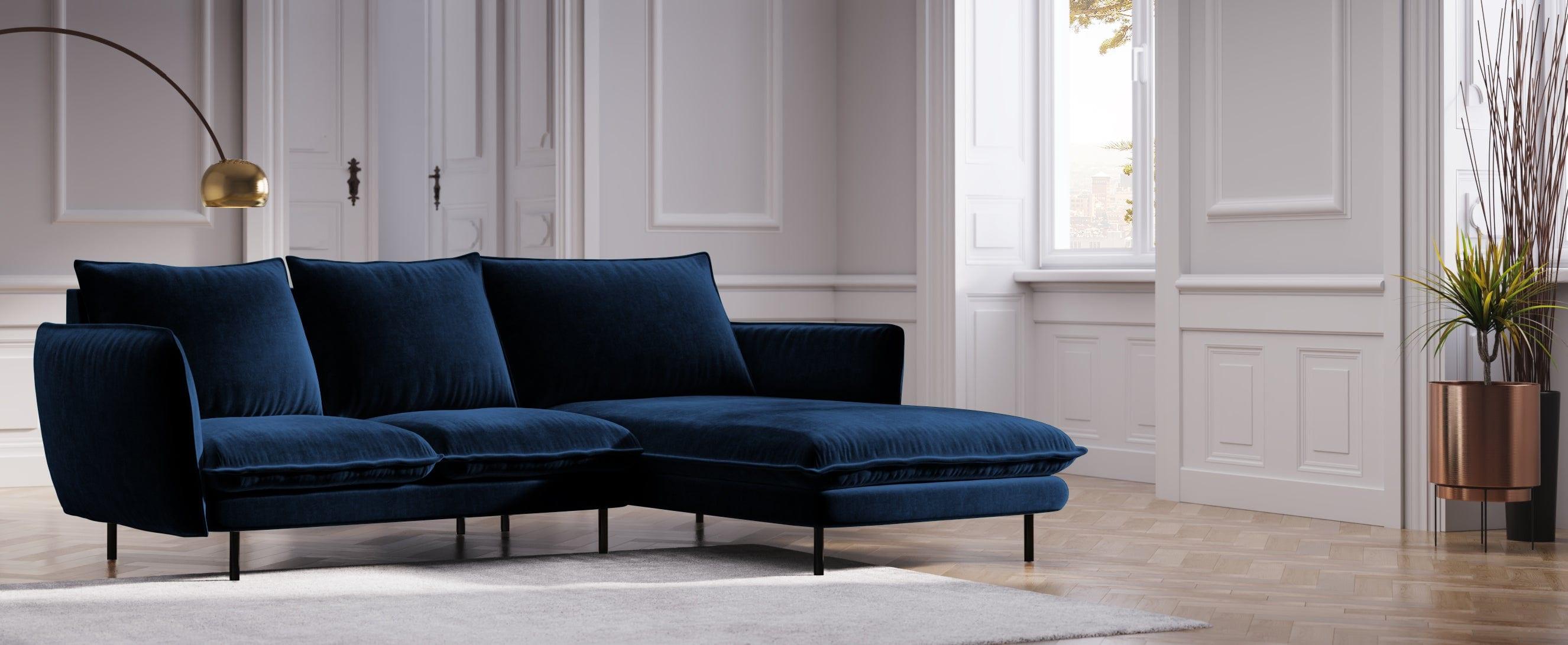 Narożnik aksamitny prawostronny VIENNA niebieski z czarną podstawą Cosmopolitan Design Eye on Design