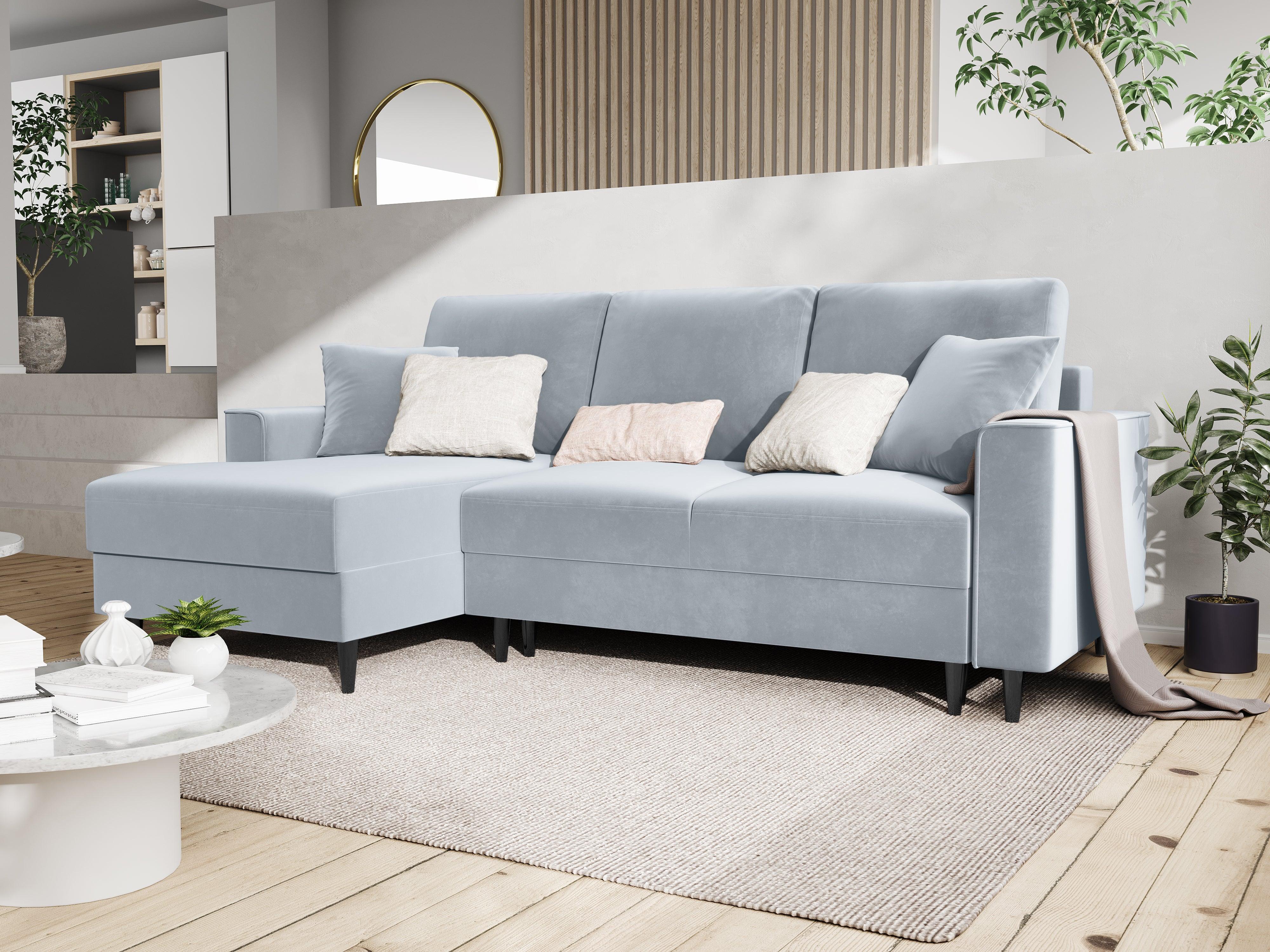 Narożnik lewostronny aksamitny z funkcją spania CARTADERA błękitny z czarną podstawą Mazzini Sofas Eye on Design