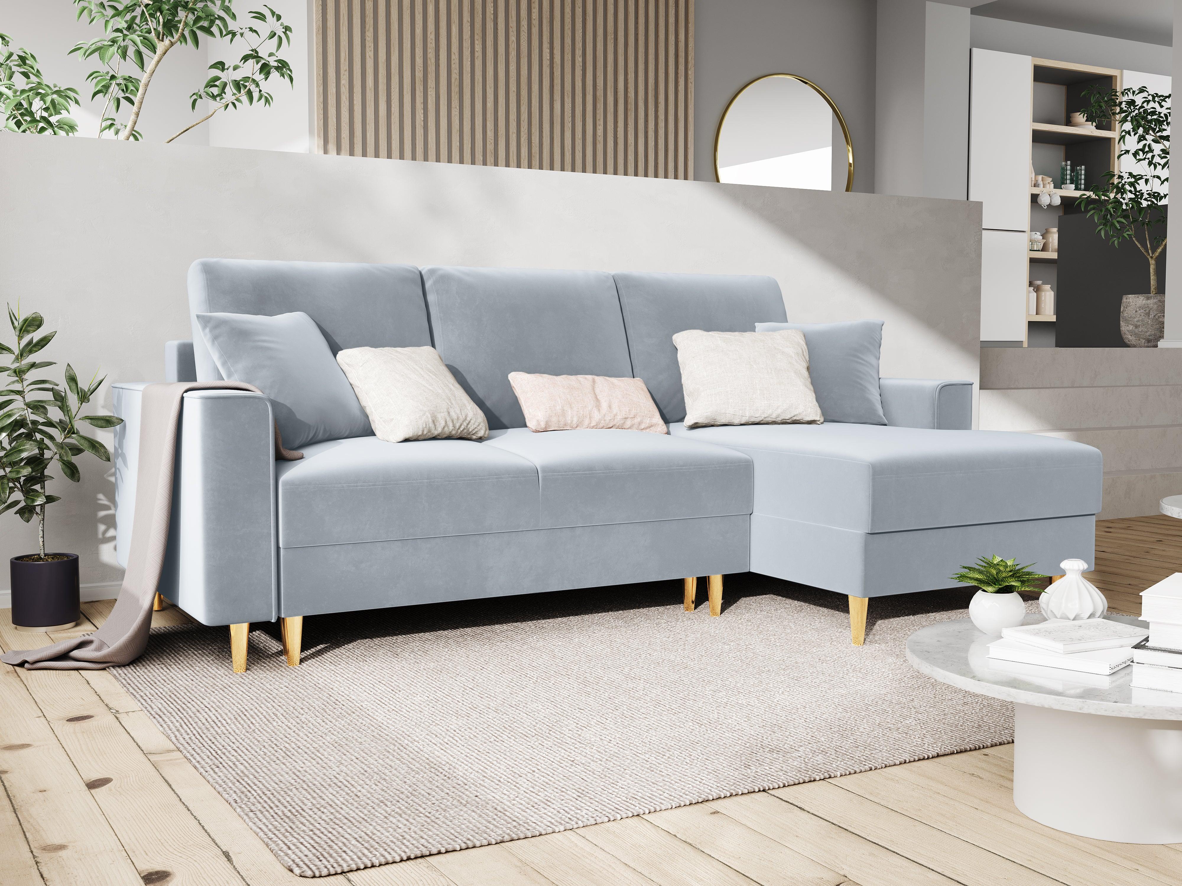 Narożnik prawostronny aksamitny z funkcją spania CARTADERA błękitny ze złotą podstawą Mazzini Sofas Eye on Design