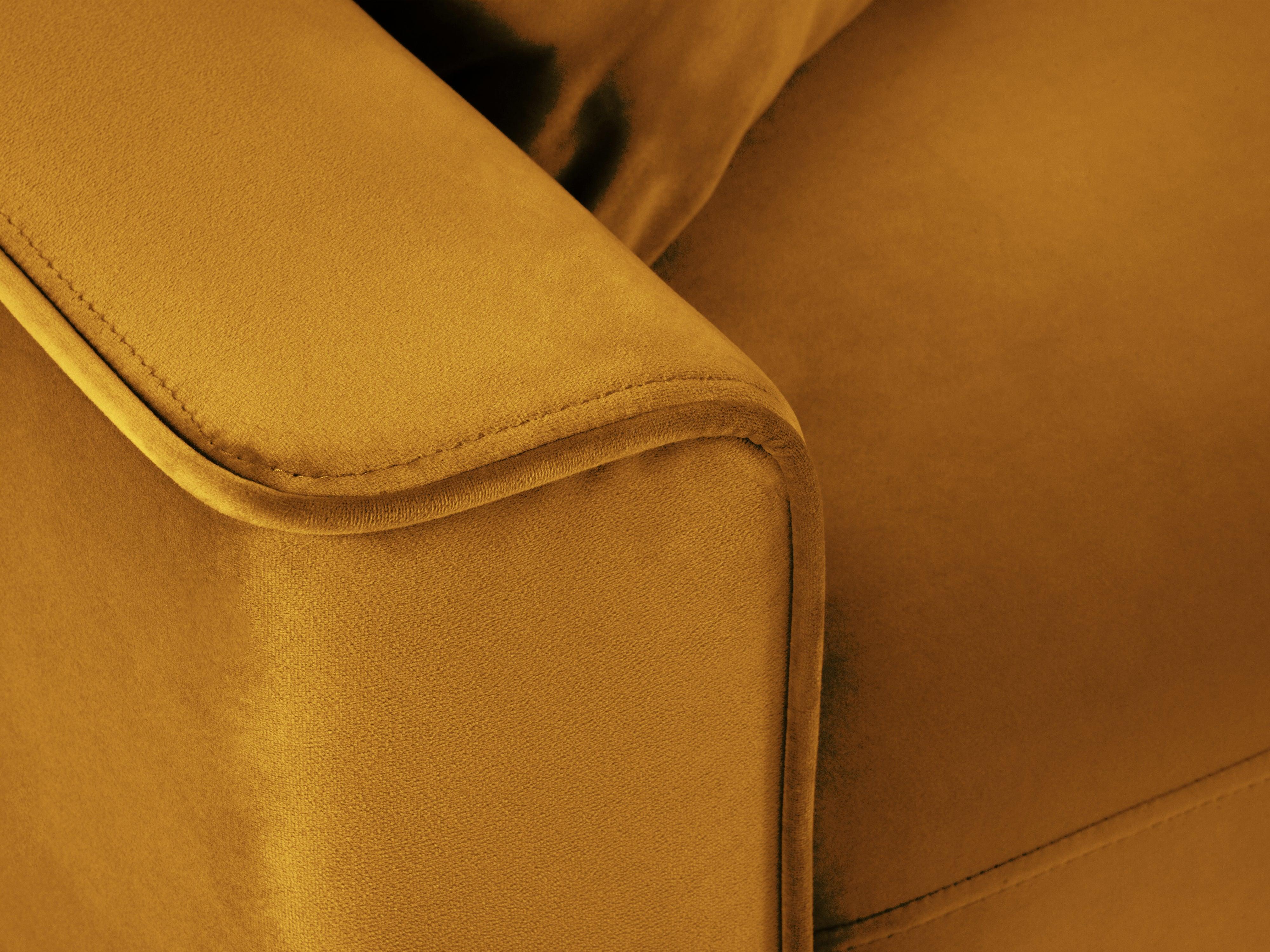 Narożnik prawostronny aksamitny z funkcją spania CARTADERA musztardowy ze złotą podstawą Mazzini Sofas Eye on Design