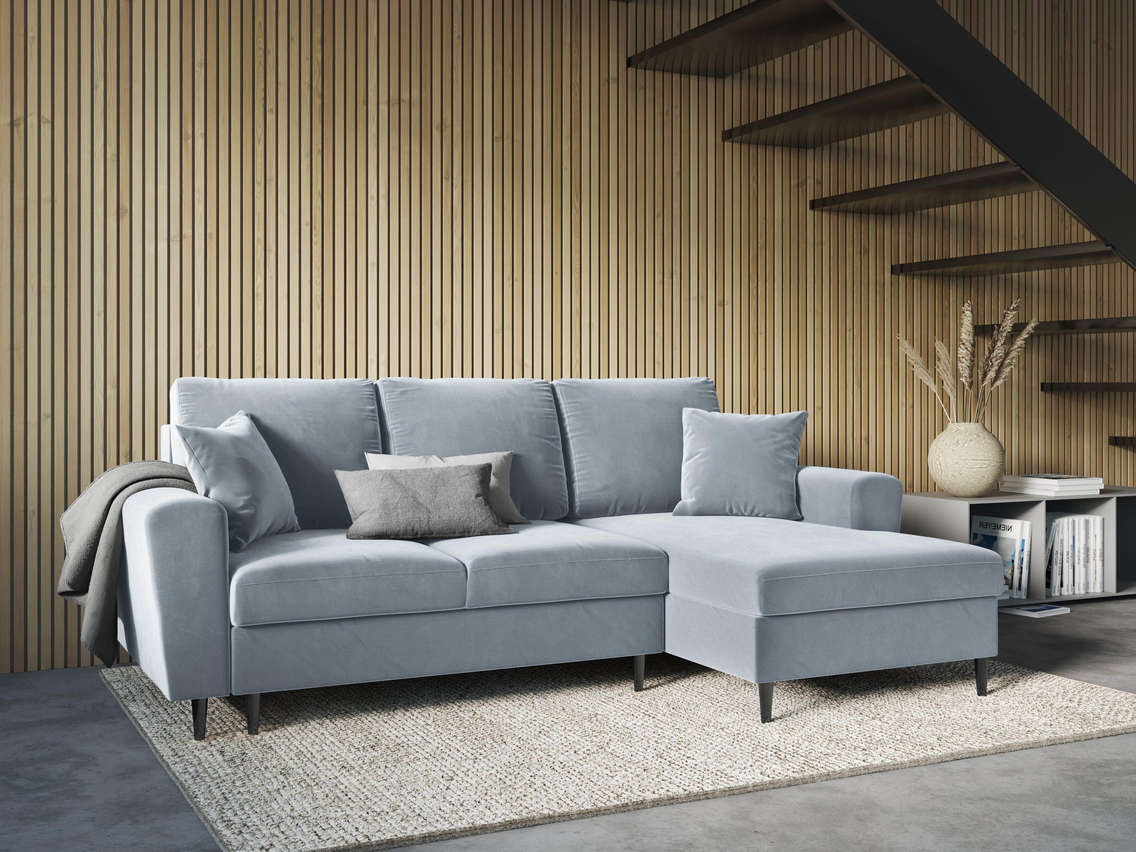 Narożnik prawostronny aksamitny z funkcją spania KYOTO jasnoniebieski z czarną podstawą Cosmopolitan Design Eye on Design