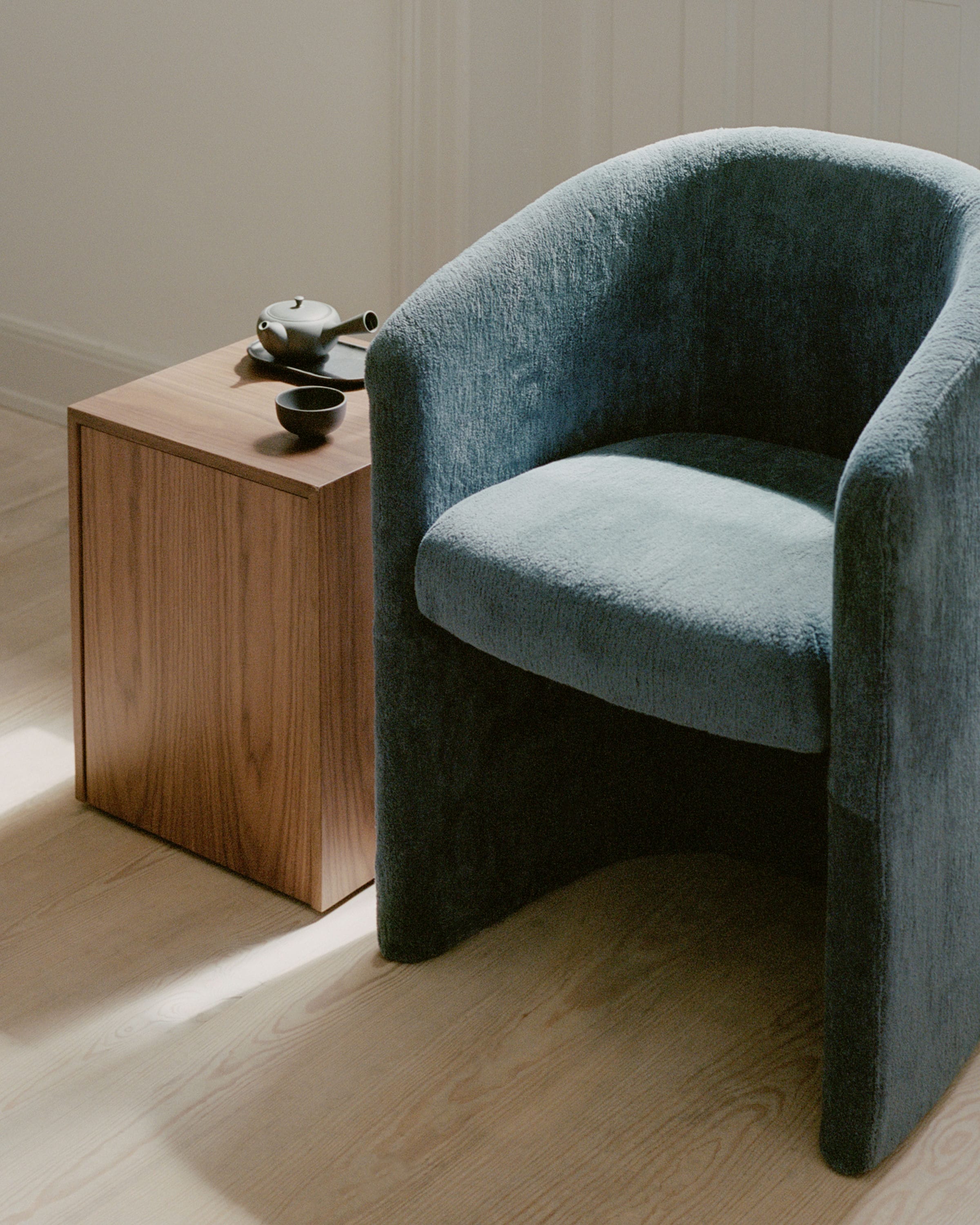 Beistelltisch mit Massenwalnum -Furnierschublade
